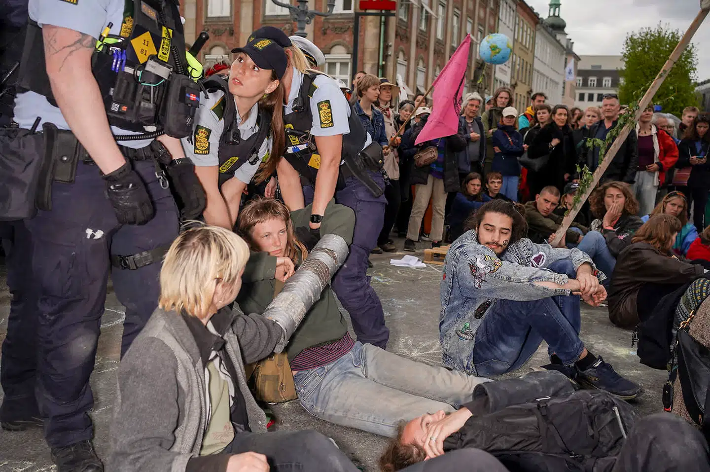 Københavns Politi har måttet frihedsberøve adskillige demonstranter til fredagens klimademonstration.