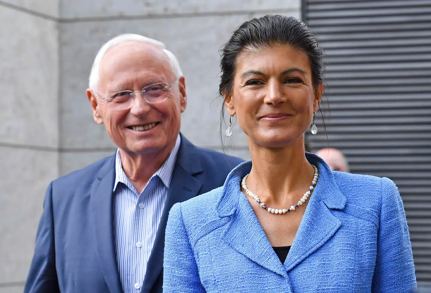Den 52-årige Sahra Wagenknecht fører i høj grad sin egen politik i Die Linke. Hun er et af partiets mest kendte ansigter udadtil men er ofte i konflikt med partilinjen, og hun er ikke involveret i den nuværende sexskandale. Wagenknecht er gift med 78-årige Oskar Lafontaine. Den fremtrædende politiker brød i sin tid med SPD og var derefter med til at danne Die Linke, men han meddelte i marts i år, at han meldte sig ud af socialistpartiet.