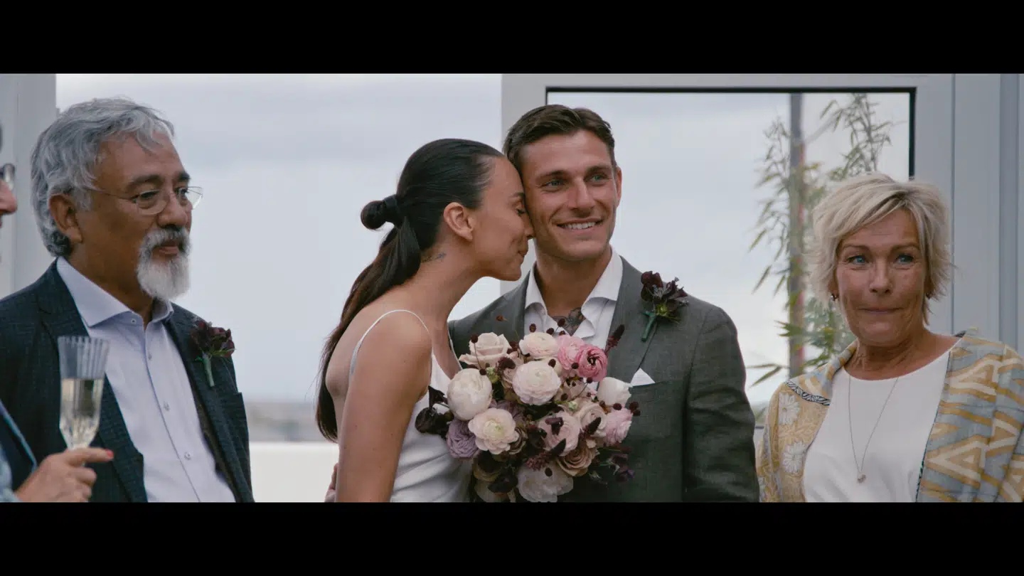 Medina bliver gift med Malo Chapsal i 2020. Det er ham, der går ind og finder en kvindelige stalker i parrets seng, og længe er det også ham, der håndterer hendes mange henvendelser. Men på et tidspunkt bliver det for meget. »Det er så sort et univers at træde ind i. Det blev også for hårdt for ham,« forklarer Medina. Manden til venstre på billedet er Medinas far.