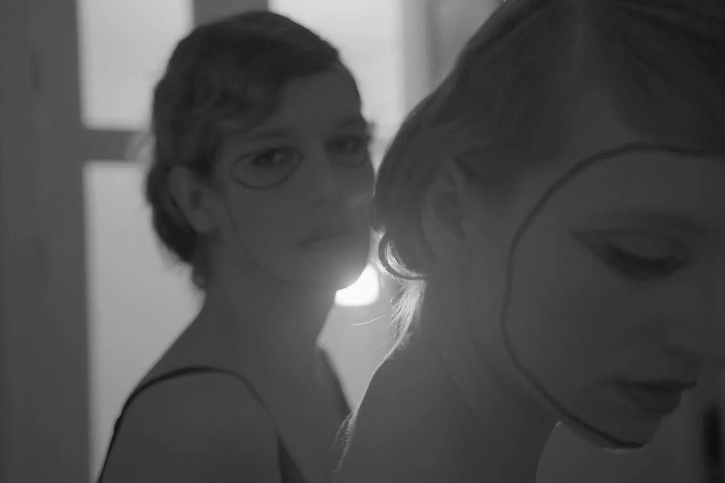 Cassie Augusta Jørgensen er i sit sort/hvide videoværk optaget af krop og køn – og Lili Elbes liv. Hun var en af de første kvinder i historien, der gennemgik en kønsskifteoperation – og så for øvrigt studerende her på akademiet for lidt over hundrede år siden, som kunstneren selv, der performer i videoen og generelt interesserer sig for krop og køn.