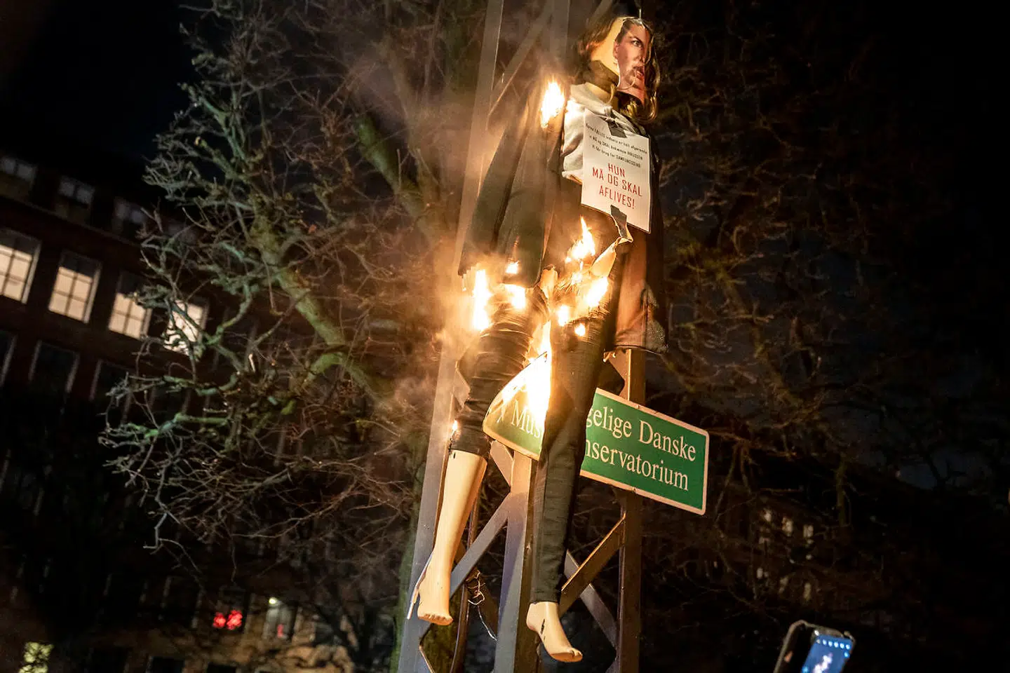 En dukke forestillende Mette Frederiksen (S) hænger med et skilt om halsen med teksten: »Hun må og skal aflives« i forbindelse med en Men In Black-demonstration i København, lørdag den 23. januar 2021.