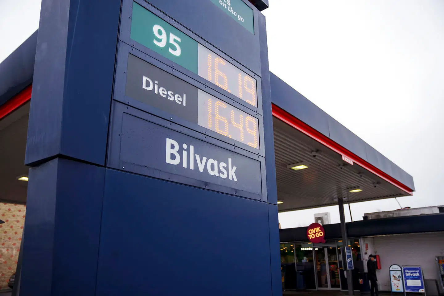Det er allerede dyrt at fylde tanken, og med et EU-forbud mod import at russisk olie vil det kun blive endnu dyre, mener chefanalytiker i Danske Bank Jens Nærvig Pedersen.