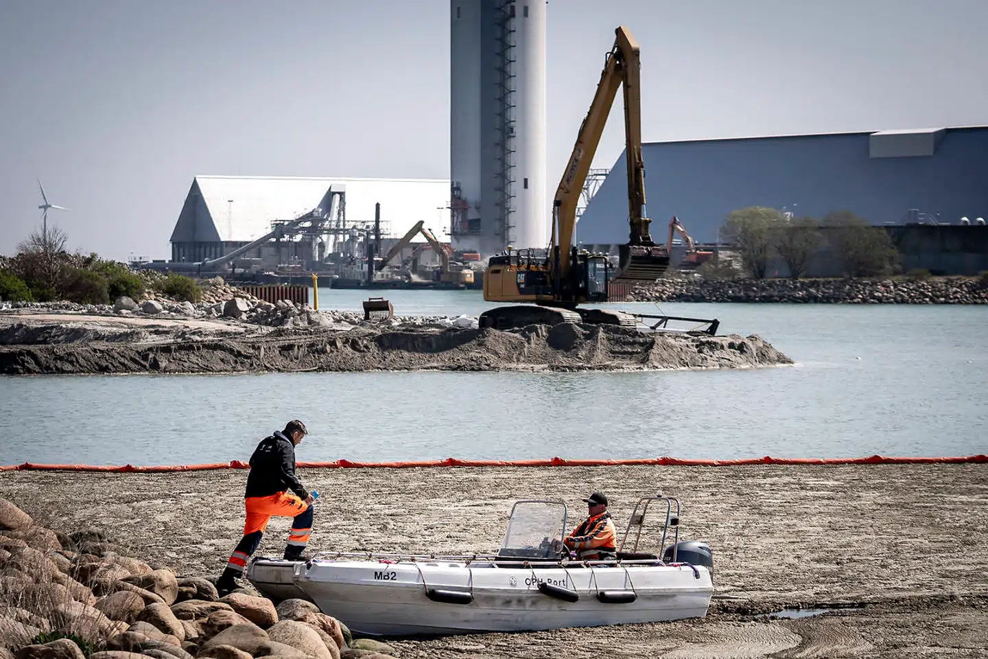 Det har skabt en masse ballade, at jord fra byggeriet af den kunstige halvø Lynetteholm bliver hældt i Øresund. Nu forventer transportminister Trine Bramsen (S), at man finder en alternativ løsning. Men den kommer til at koste, vurderer ekspert. For nylig medførte det også kritik, at gråt skum som ses her på billedet flød rundt i havnen i København.