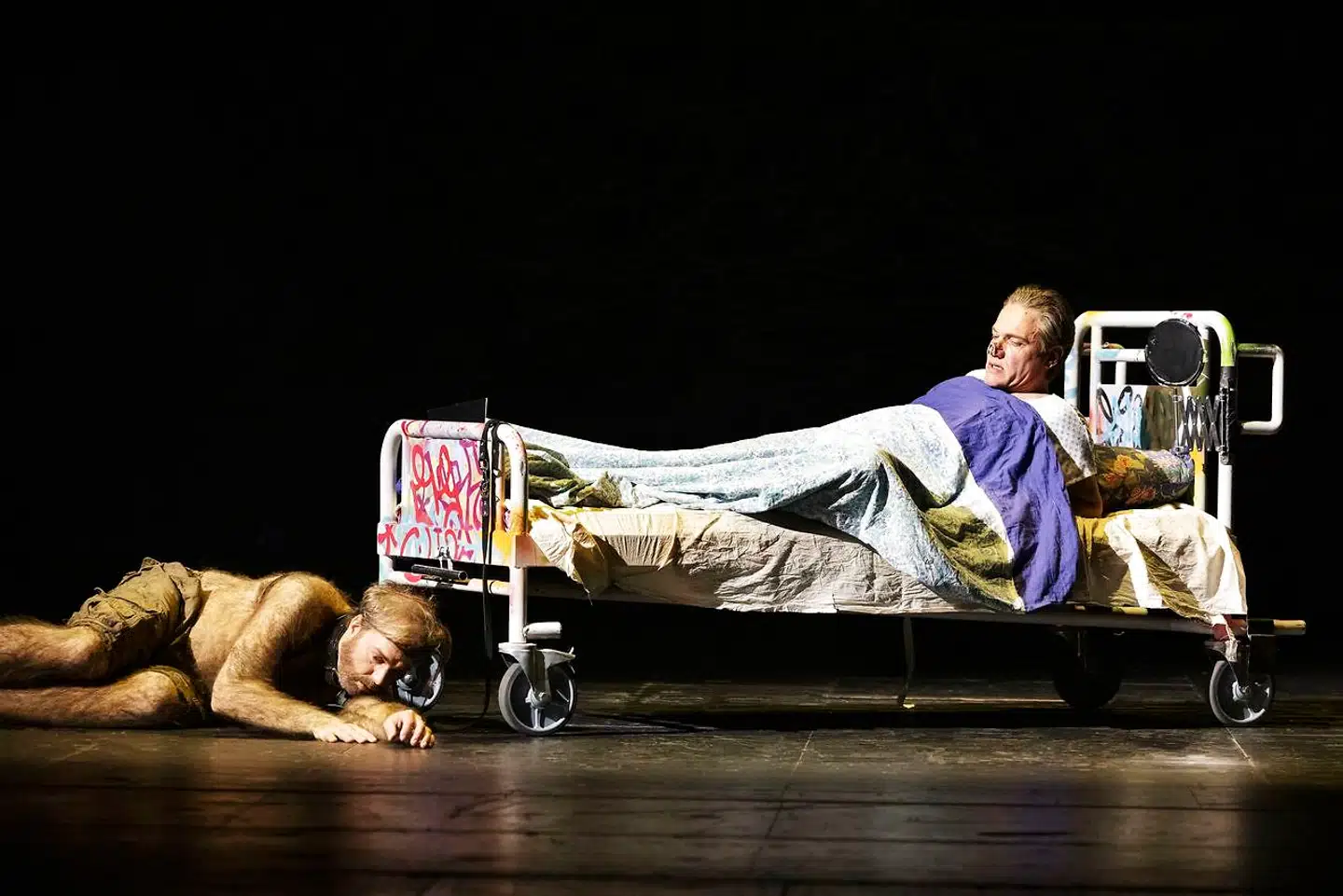 Næseløs og sengeliggende: Platon Kuzmitj Kovaljov (Palle Knudsen) kan snart ikke mere. På gulvet hans tjener, Ivan (Christian Damsgaard).