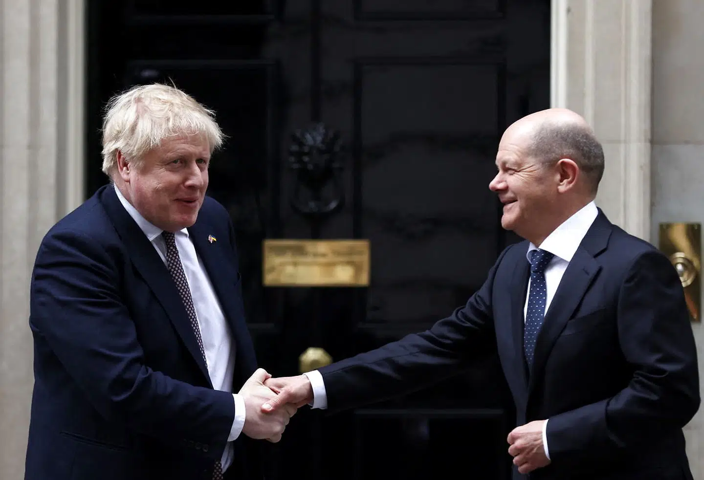 Boris Johnson og Olaf Scholz er to vidt forskellige politikere. Det har også vist sig i deres håndtering af krigen i Ukraine.