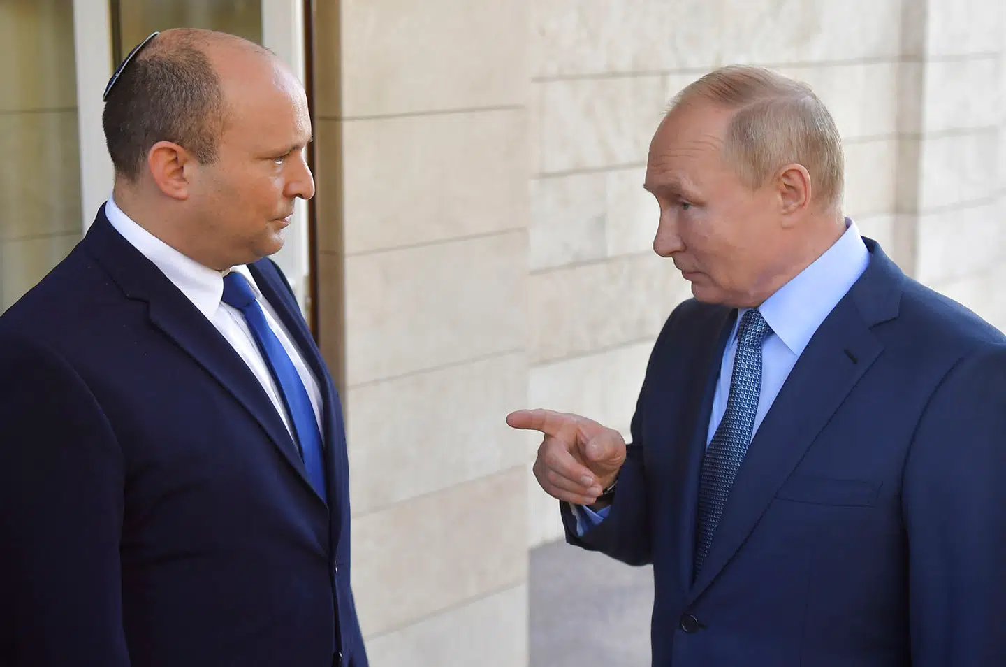 Den israelske premierminister Naftali Bennett, der her ses sammen præsident Vladimir Putin i oktober sidste år, forsøgte op til krigen at mægle mellem Rusland og Ukraine og har siden forsøgt at holde sig neutral.