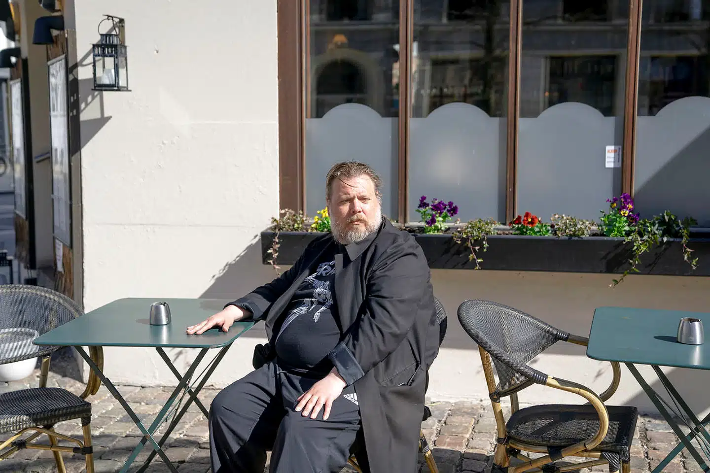 Nicolas Bro drikker ofte sin kaffe udenfor på Dantes Plads, som hans lejlighed ligger ud til.
