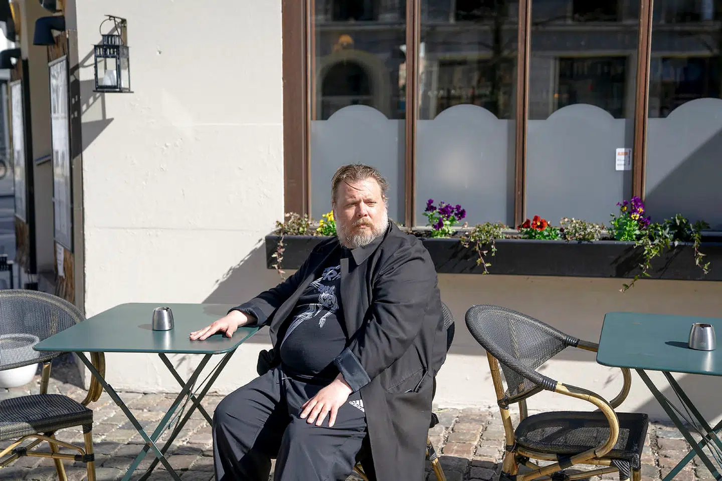 Nicolas Bro drikker ofte sin kaffe udenfor på Dantes Plads, som hans lejlighed ligger ud til.