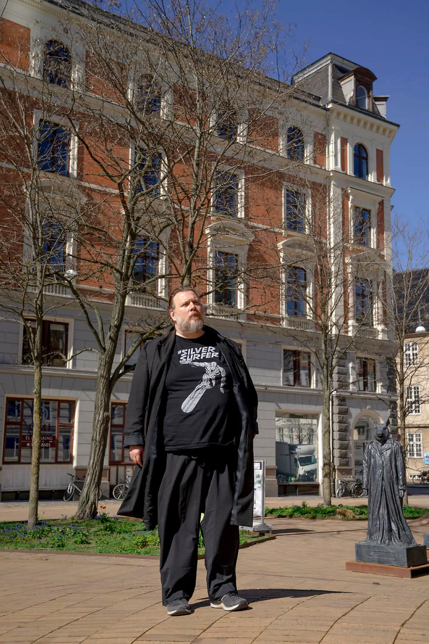 Nicolas Bro tilbragte en stor del af sit liv på Dantes Plads, hvor hans mor flyttede til efter forældrenes skilsmisse.