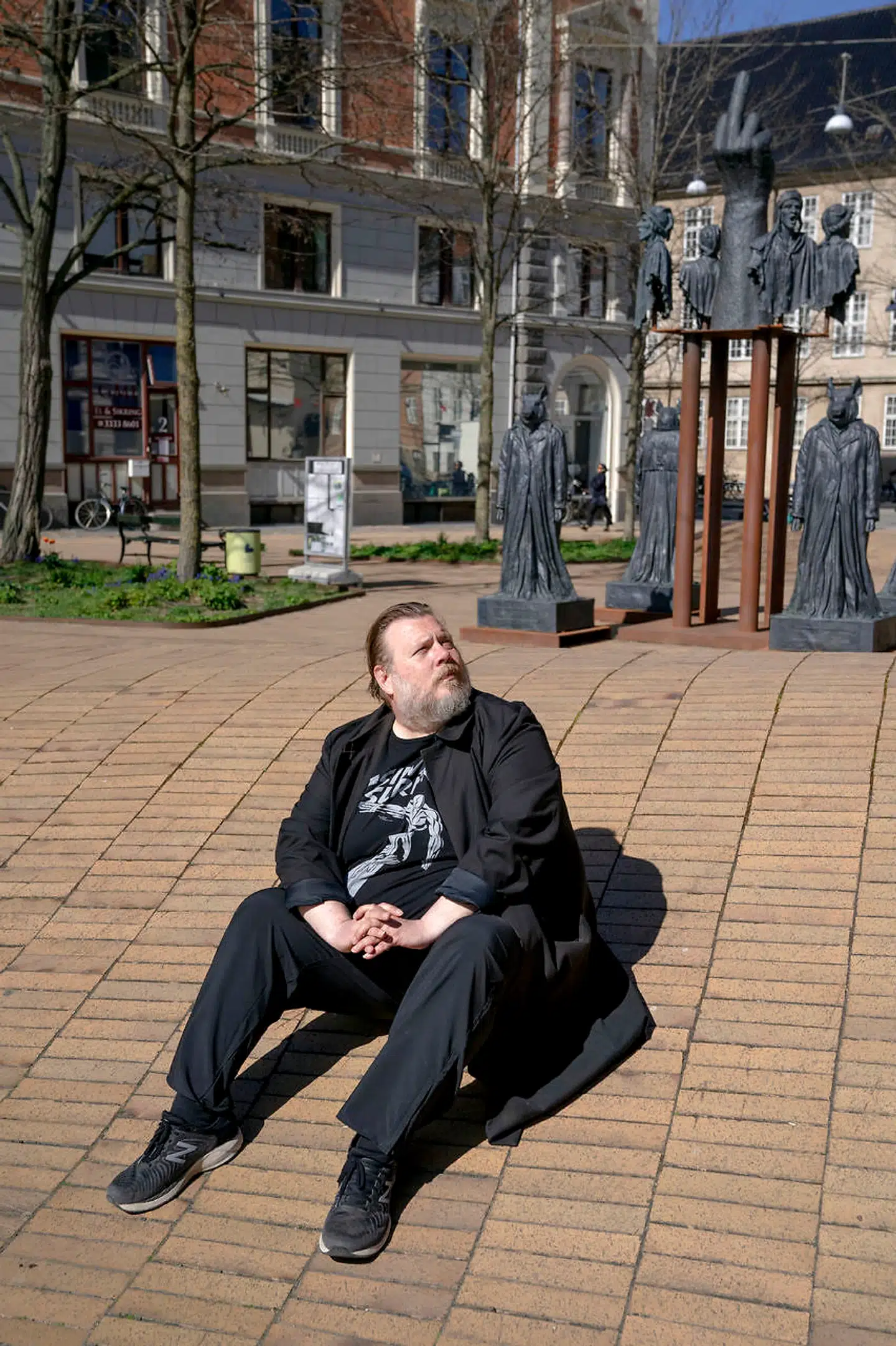 »Red Dante – Fuck Q-parks p-kælder« hedder installationen i baggrunden. Den er skabt af Jens Galschiøt og blev sat op sidste år.