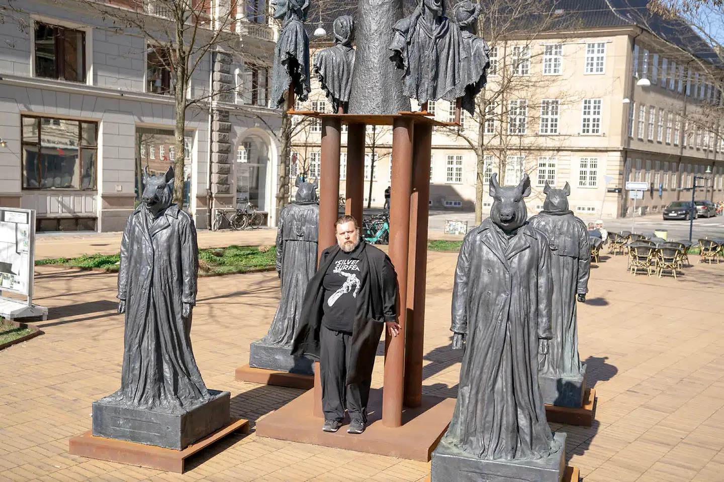 De senere år har Nicolas Bro og andre beboere på Dantes Plads kæmpet mod planerne om en parkeringskælder i tre etager, som vil betyde, at pladsen skal brydes op. Beboerne frygter blandt andet den øgede biltrafik, som vil komme i området.