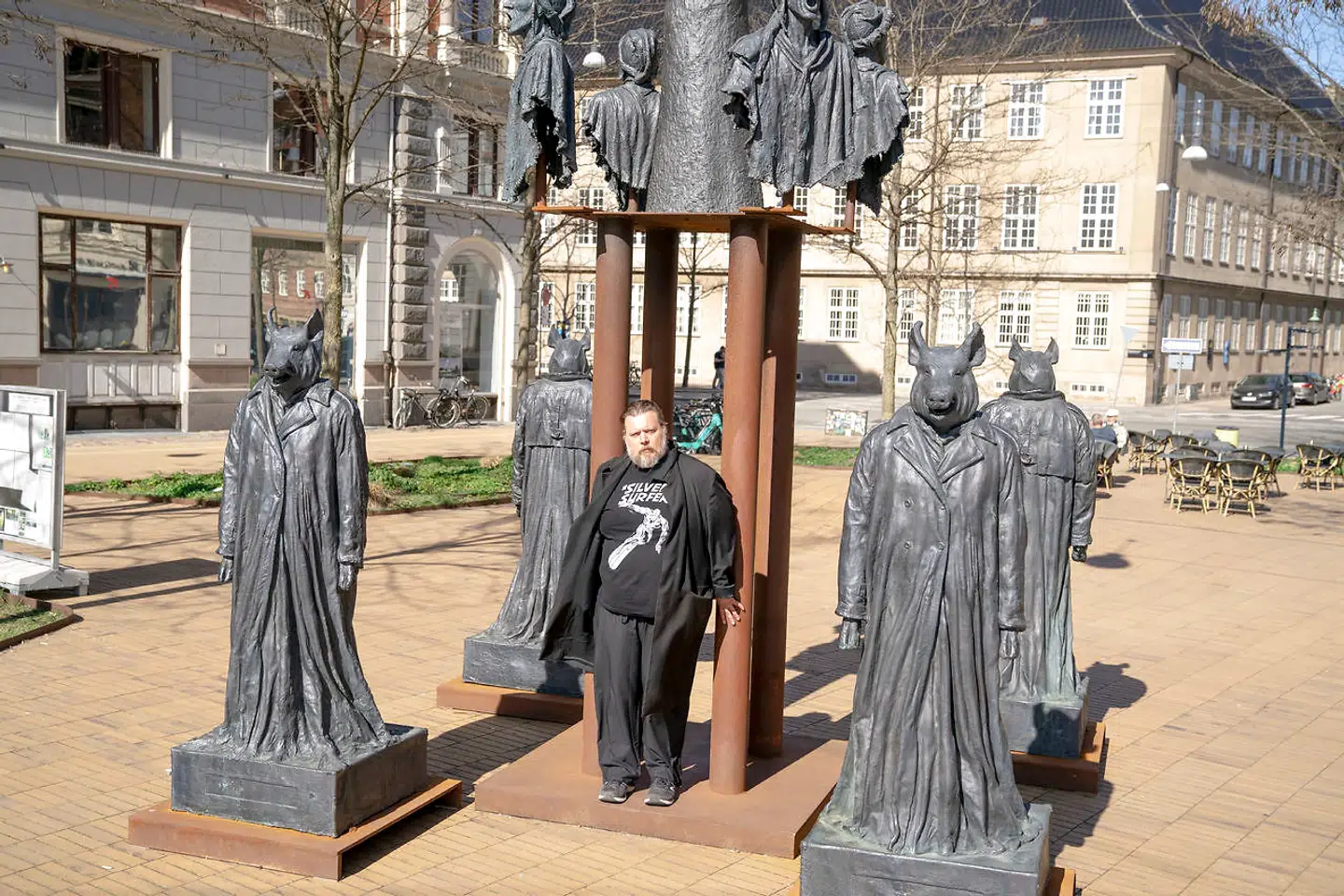 De senere år har Nicolas Bro og andre beboere på Dantes Plads kæmpet mod planerne om en parkeringskælder i tre etager, som vil betyde, at pladsen skal brydes op. Beboerne frygter blandt andet den øgede biltrafik, som vil komme i området.