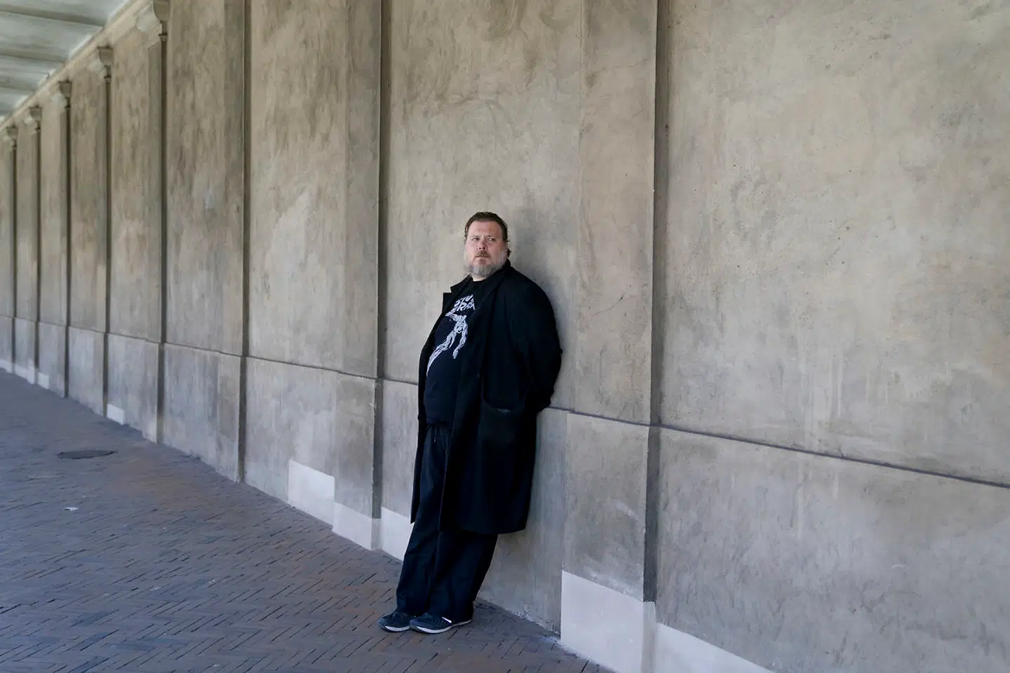 Kolonnaden langs Stormgade – lige om hjørnet fra Dantes Plads – er et af de steder, Nicolas Bro ofte lægger vejen forbi.