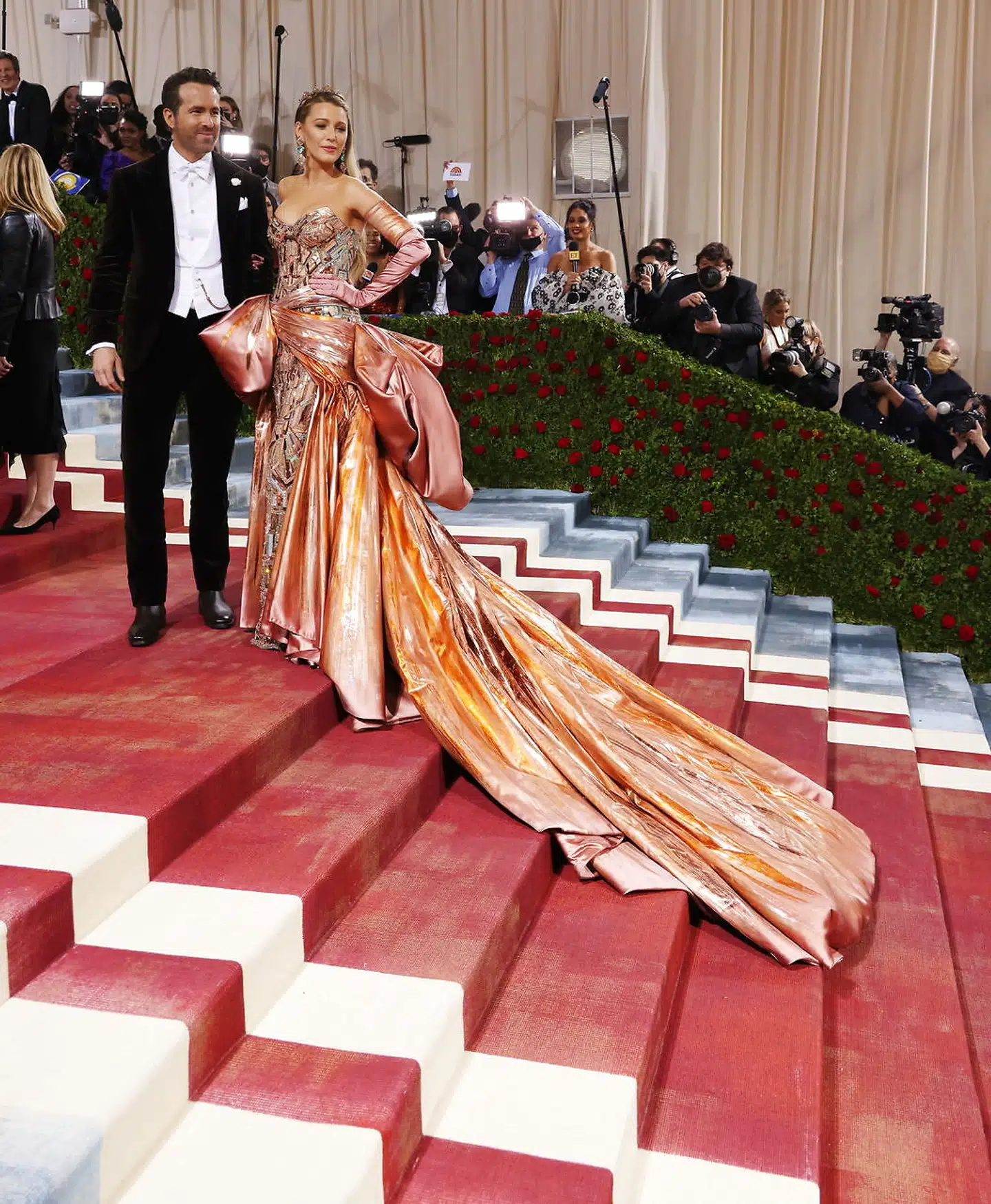 Skuespilleren Blake Lively med sin mand, Ryan Reynolds, der også er skuespiller. Den store sløjfe bag på kjolen blev siden bundet op og viste en kjole i en anden farve.