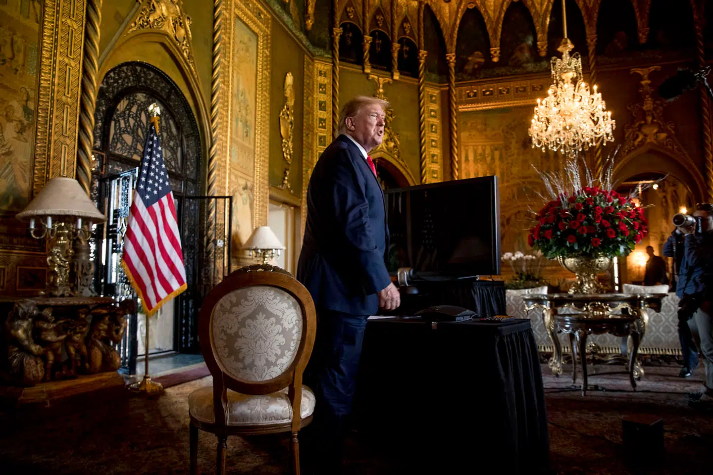 Trump har indrettet et nyt hovedkontor i sit resort Mar-a-Lago i Florida. Her holder han styr på sine støtteerklæringer og tager imod republikanere fra hele landet, der vil have hans støtte.