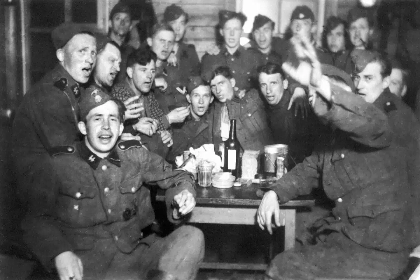 Danske SS-frivillige. Der var ikke kun kampe på Østfronten, men også fester. Martin Q. Magnussen dokumenterer, at de SS-frivillige var jødehadere og overbeviste nazister. De undgik retsforfølgelse for forbrydelser begået Østpå. Illustration fra bogen.