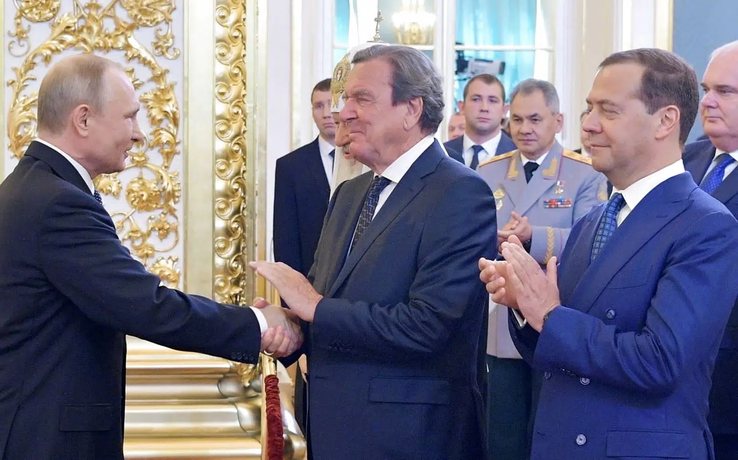 Vladimir Putin tager sammen med den daværende russisk premierminister, Dmitry Medvedev, imod deres gæst, Gerhard Schröder, i Kreml i 2018.