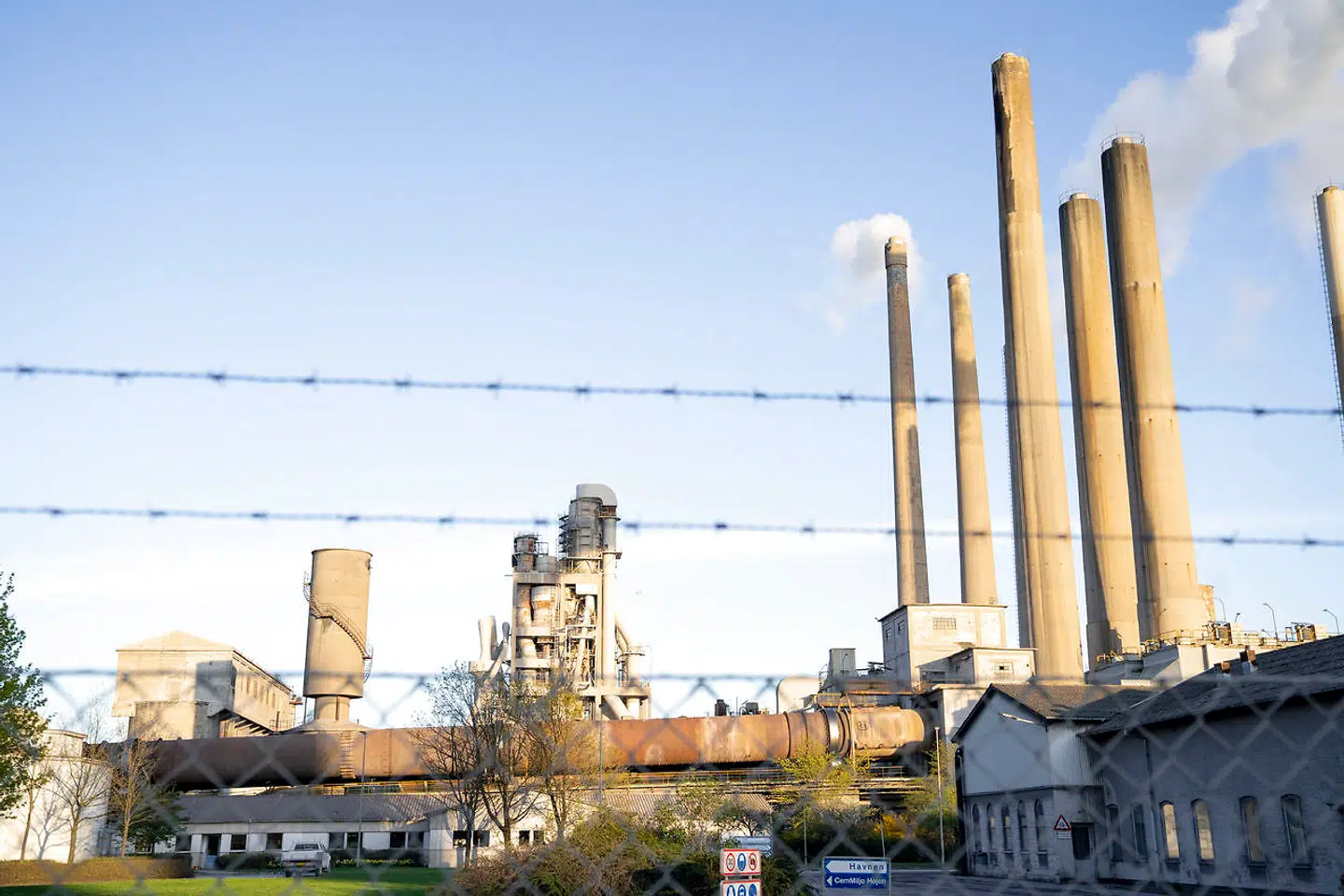 Aalborg Portland ligger ved Limfjordens bred og blev i 1986 Danmarks sidste tilbageværende cementfabrik. I dag leverer cementfabrikken stadig størstedelen af den cement, der bruges herhjemme.