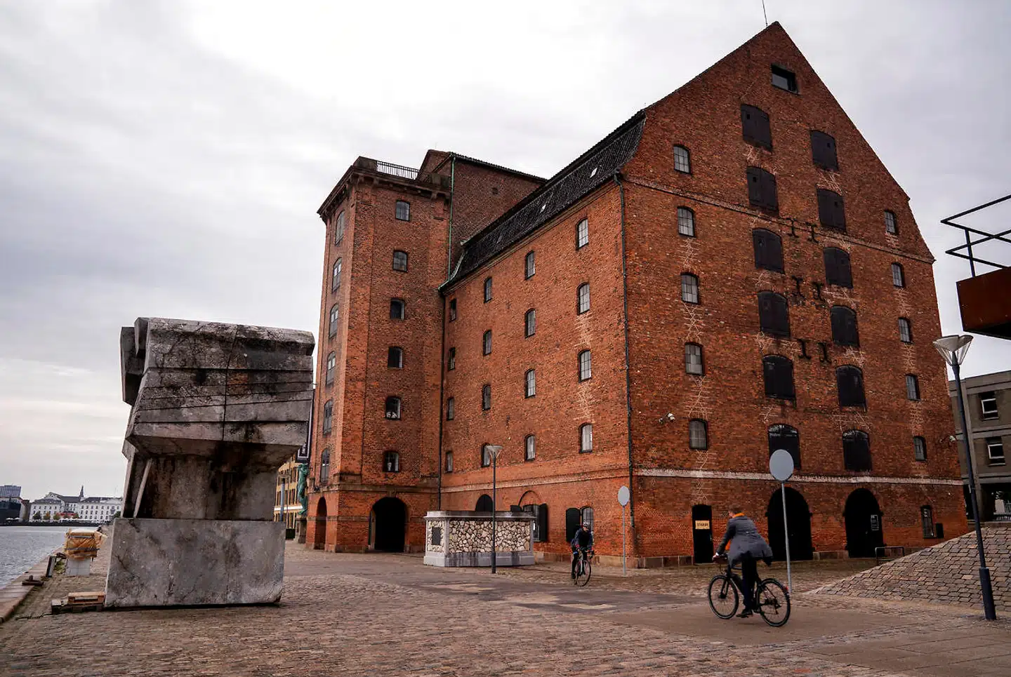 »Formidling af historien må bestemt gerne være levende, original og idérig. Men udgangspunktet, ankeret og limen må være videnskab. Der skal simpelthen være styr på fakta, og det har der bare ikke været i det kolonihistorisk-aktivistiske miljø,« skriver Amalie Lyhne i denne leder. Her ses Vestindisk Pakhus.