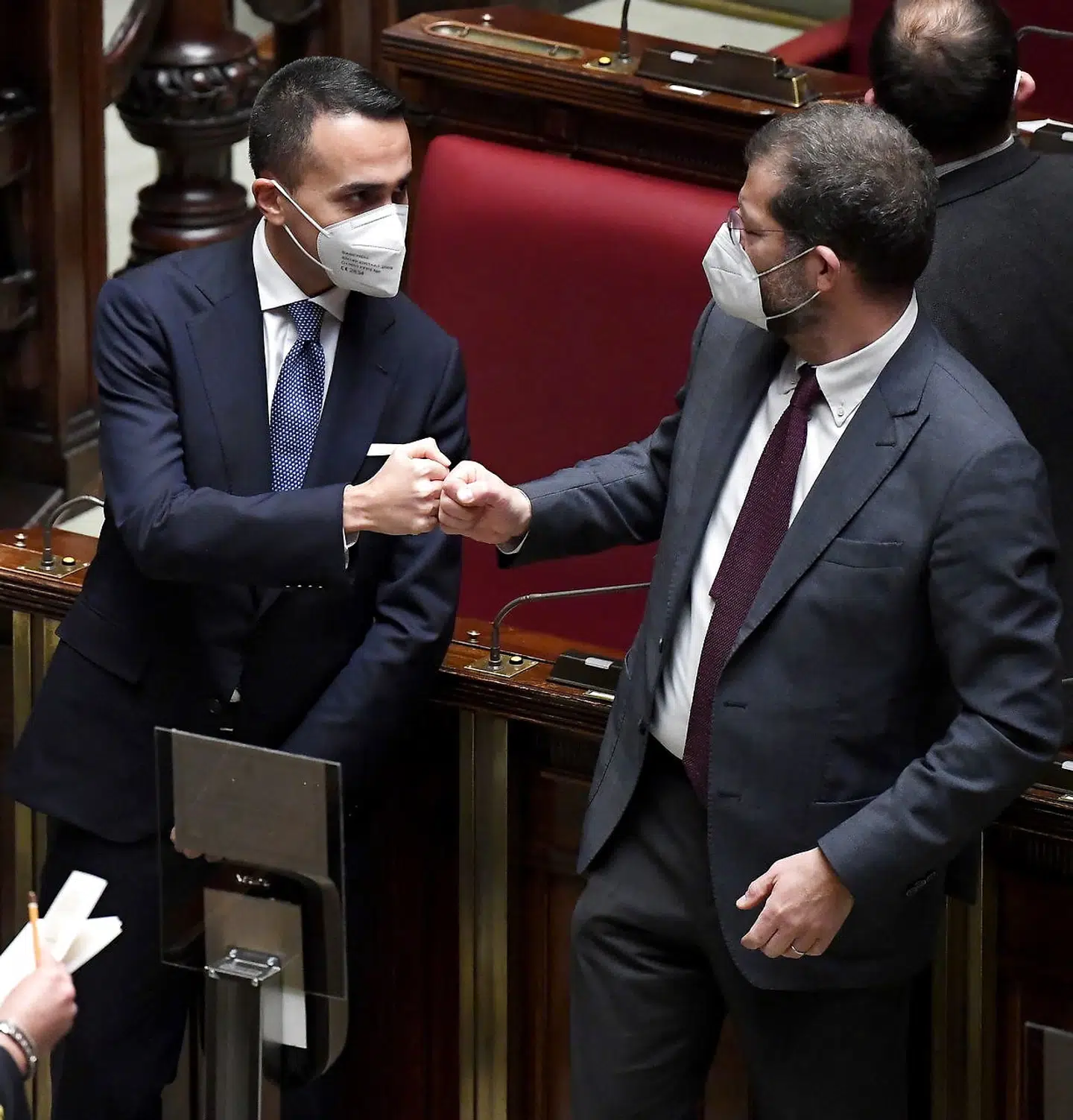 Andrea Romano (th.) hilser på udenrigsminister Luigi Di Maio i det italienske parlament. Den socialdemokratiske politiker, der kender Rusland godt efter at have boet adskillige år i Moskva, fører an i bestræbelserne på at regulere de italienske debatprogrammers hyppige brug af »putinister«.