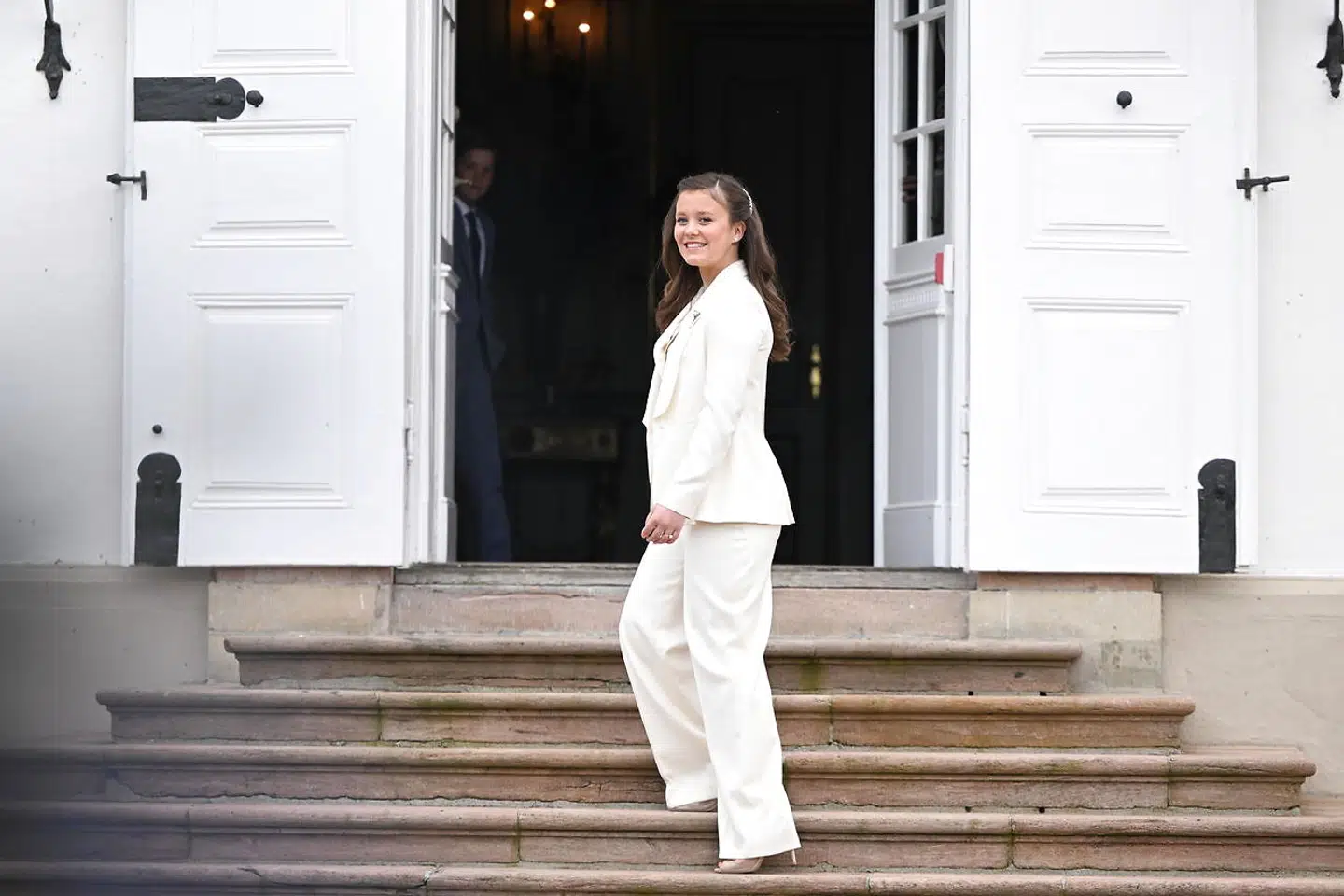 Prinsesse Isabella på havetrappen efter konfirmationen i Fredensborg Slotskirke i Fredensborg.