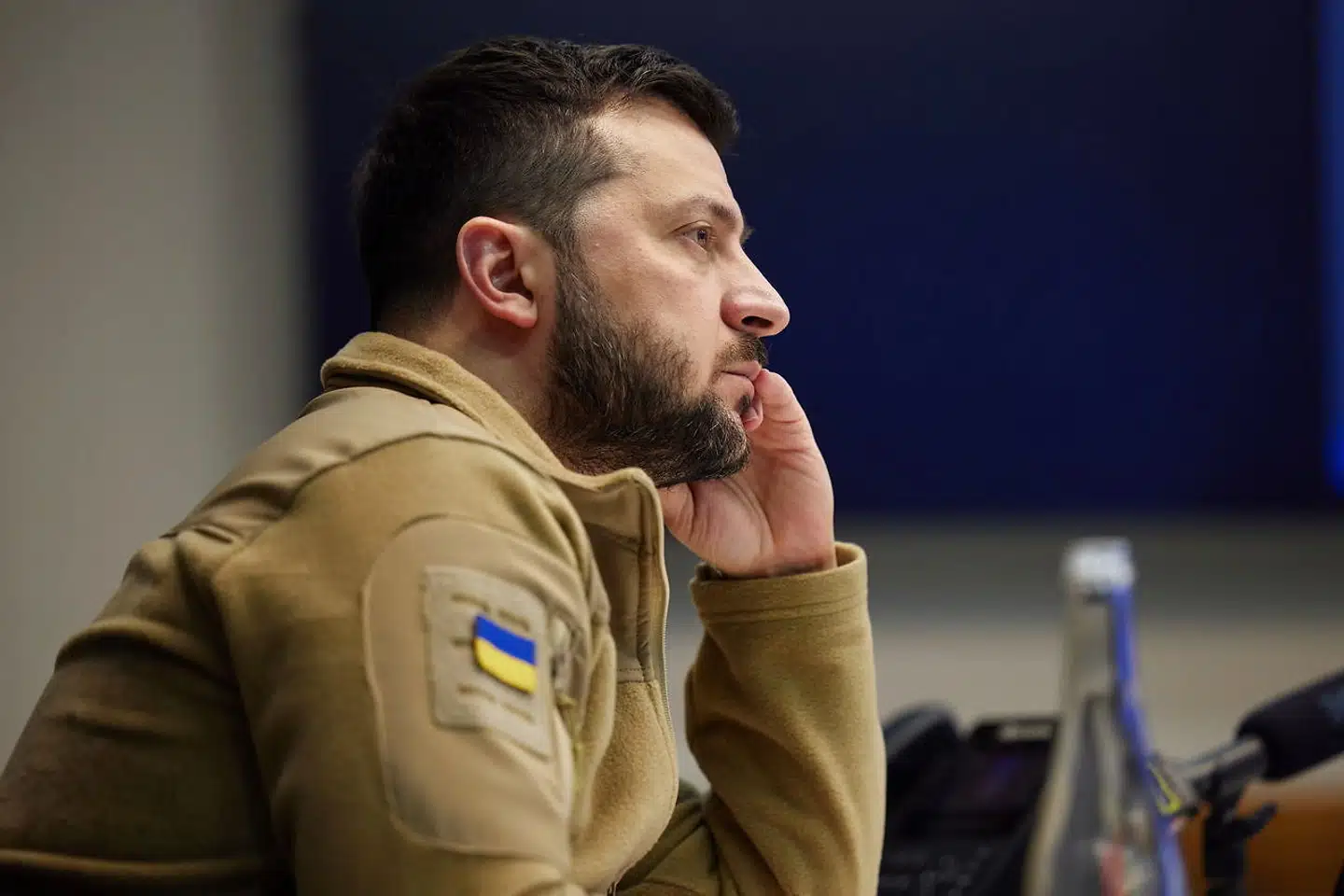 Den ukrainske præsident og hans nære rådgivere fik udleveret automatvåben og skudsikre veste, da russiske styrker forsøgte at storme regeringskvarteret i Kyiv.