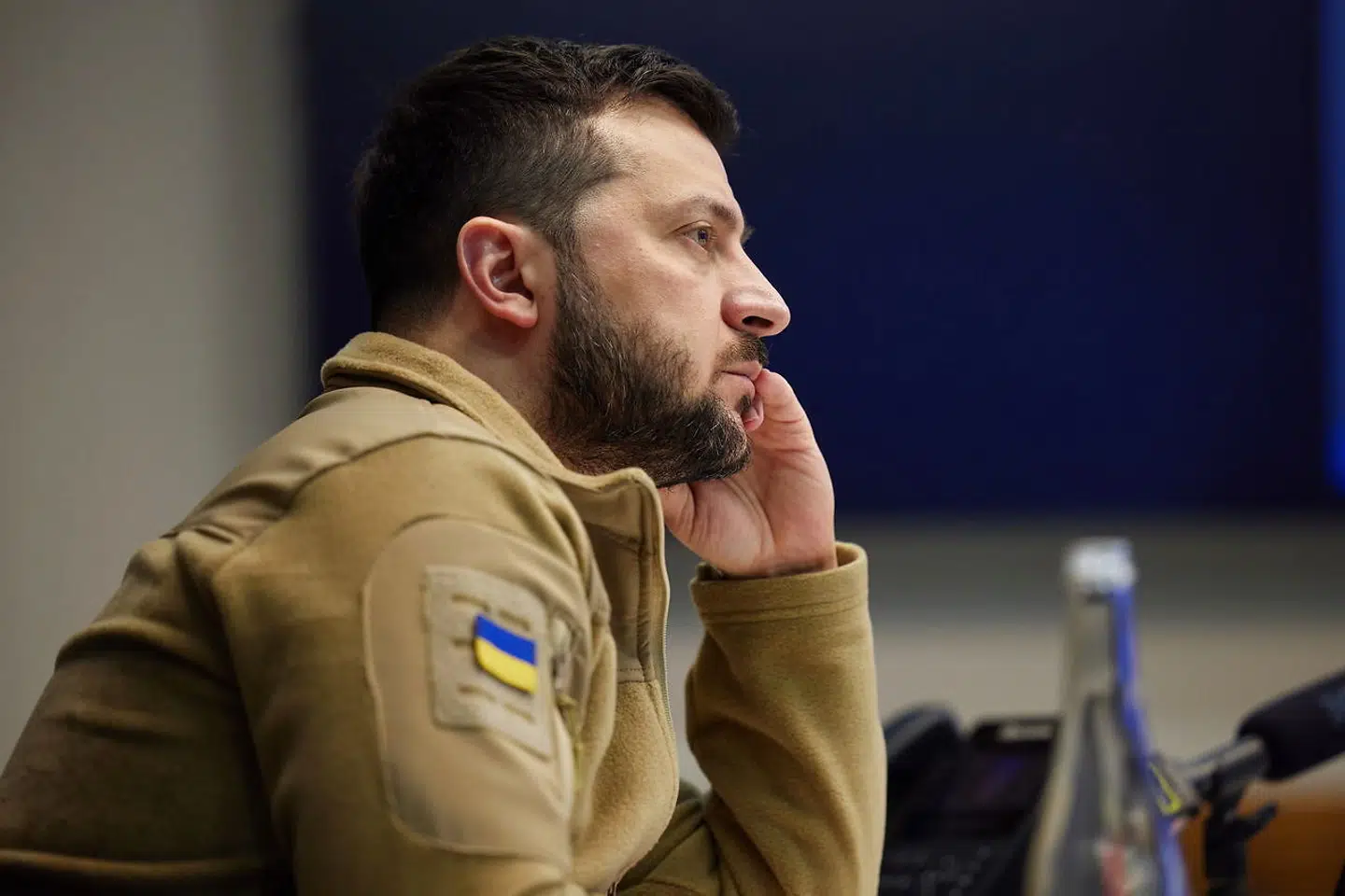 Den ukrainske præsident og hans nære rådgivere fik udleveret automatvåben og skudsikre veste, da russiske styrker forsøgte at storme regeringskvarteret i Kyiv.