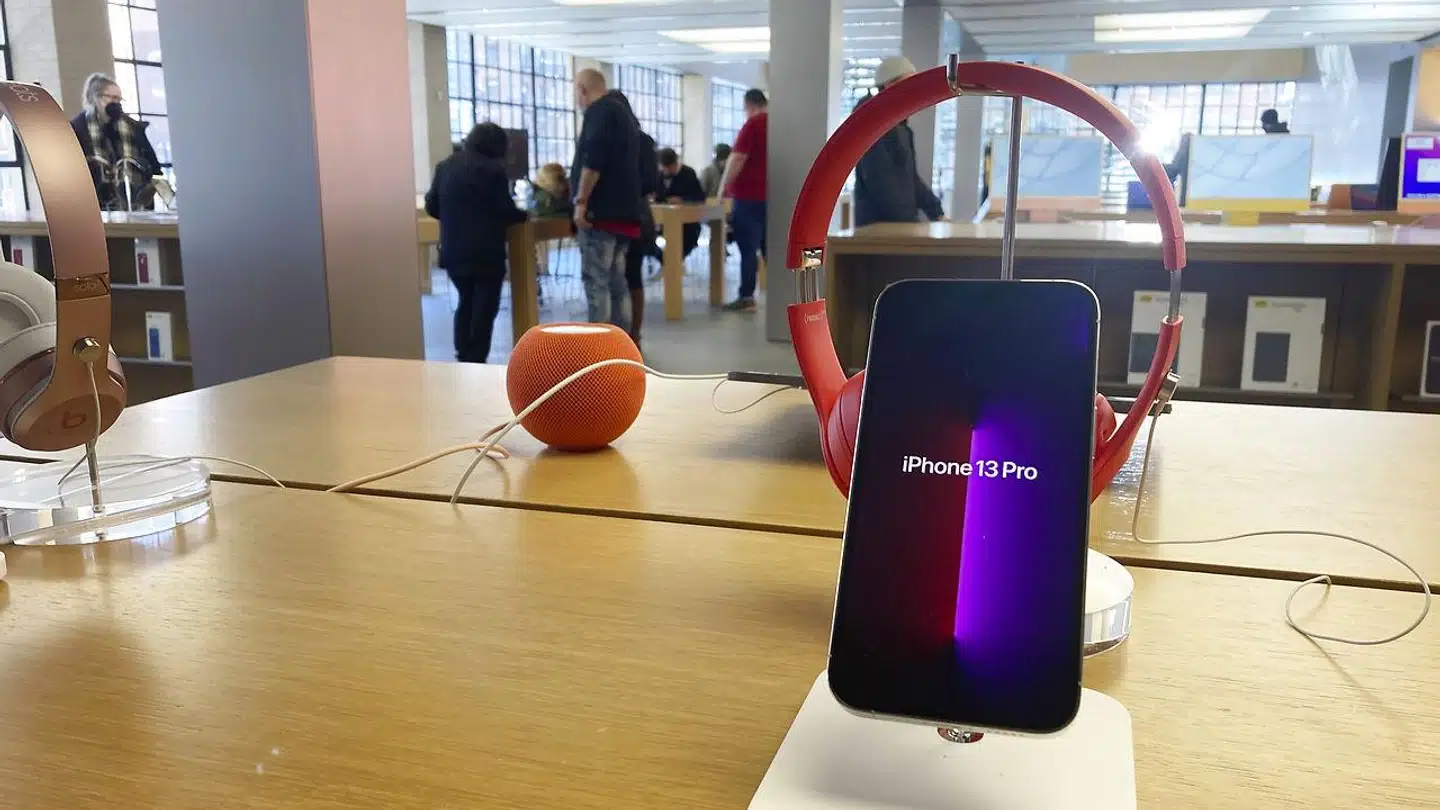 Apple har ligesom de øvrige elektronikproducenter problemer med at få skaffet de nødvendige komponenter til at opretholde produktionen. Men nu begynder den økonomiske krise også at påvirke salget af smartphones.