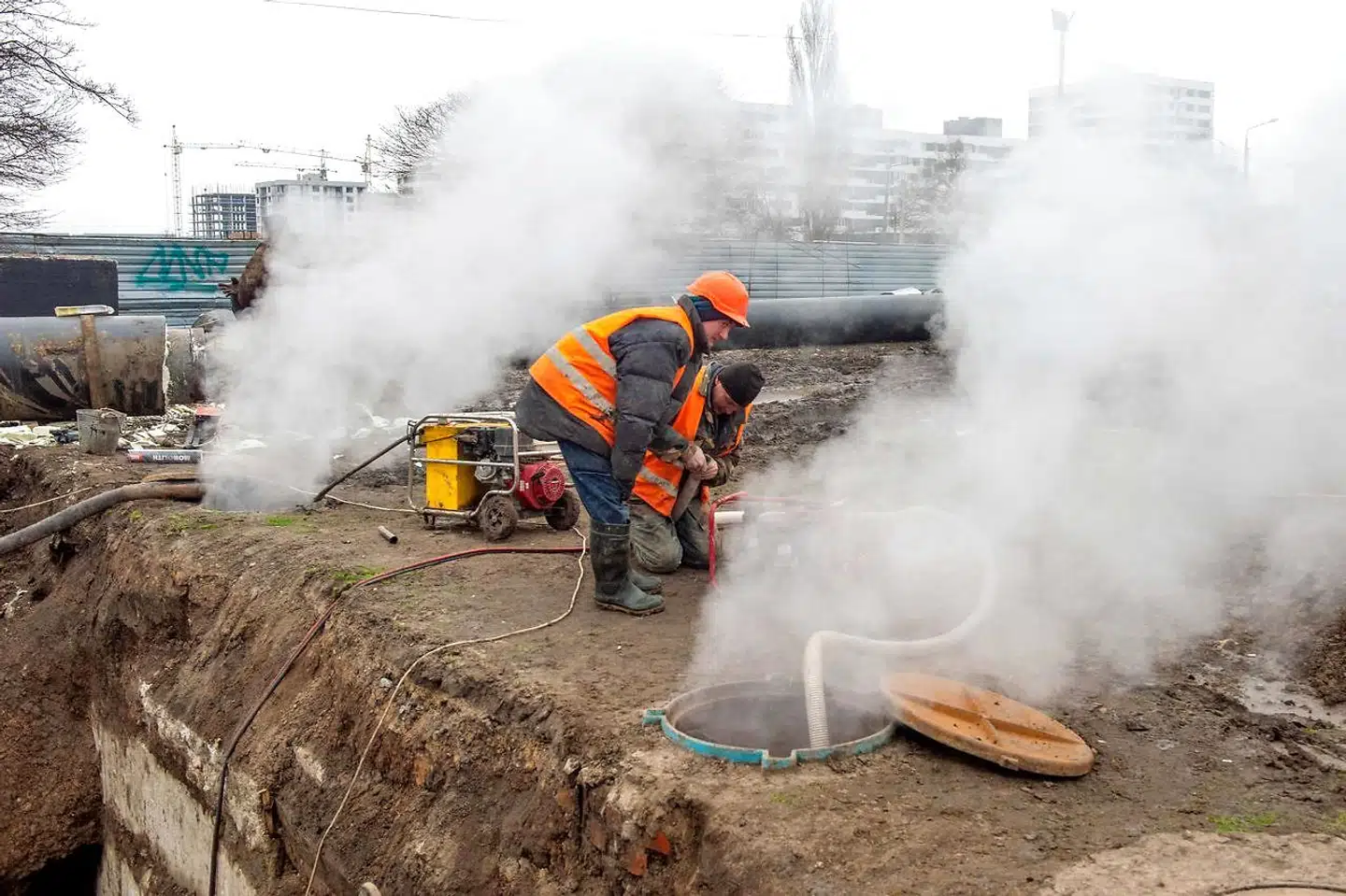 En række danske virksomheder har genoptaget aktiviteterne i Ukraine. Det gælder også industrivirksomheden Danfoss, som trods et nedbrændt lager er klar til at levere kritisk udstyr til at genopbygge landet og udbedre de skader på for eksempel vand- og varmeforsyningen, som krigen har været skyld i. Her er håndværkere i gang med at reparere vandforsyningen i Ukraines næststørste by Kharkiv tilbage i februar. Om det involverer Danfoss-produkter, vides ikke.