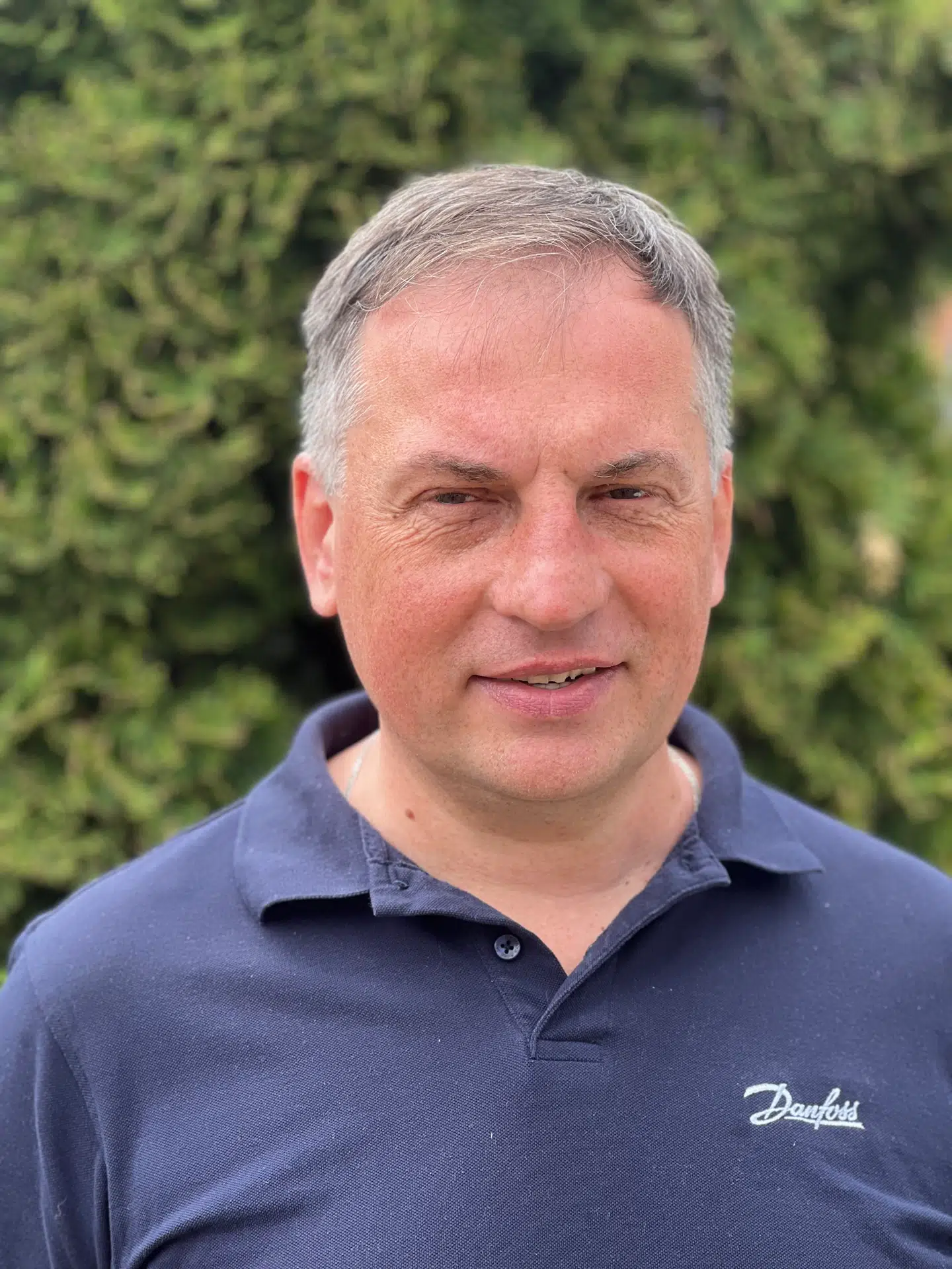 Andriy Berestyan er direktør for Danfoss i Ukraine. Han opholder sig i øjeblikket i Lviv i det vestlige Ukraine sammen med sin kone og børn. Herfra har han arbejdet på højtryk for at genåbne Danfoss i Ukraine, efter at selskabets lager ved Kyiv nedbrændte i begyndelsen af krigen. Han håber snart at kunne vende hjem til Kyiv.