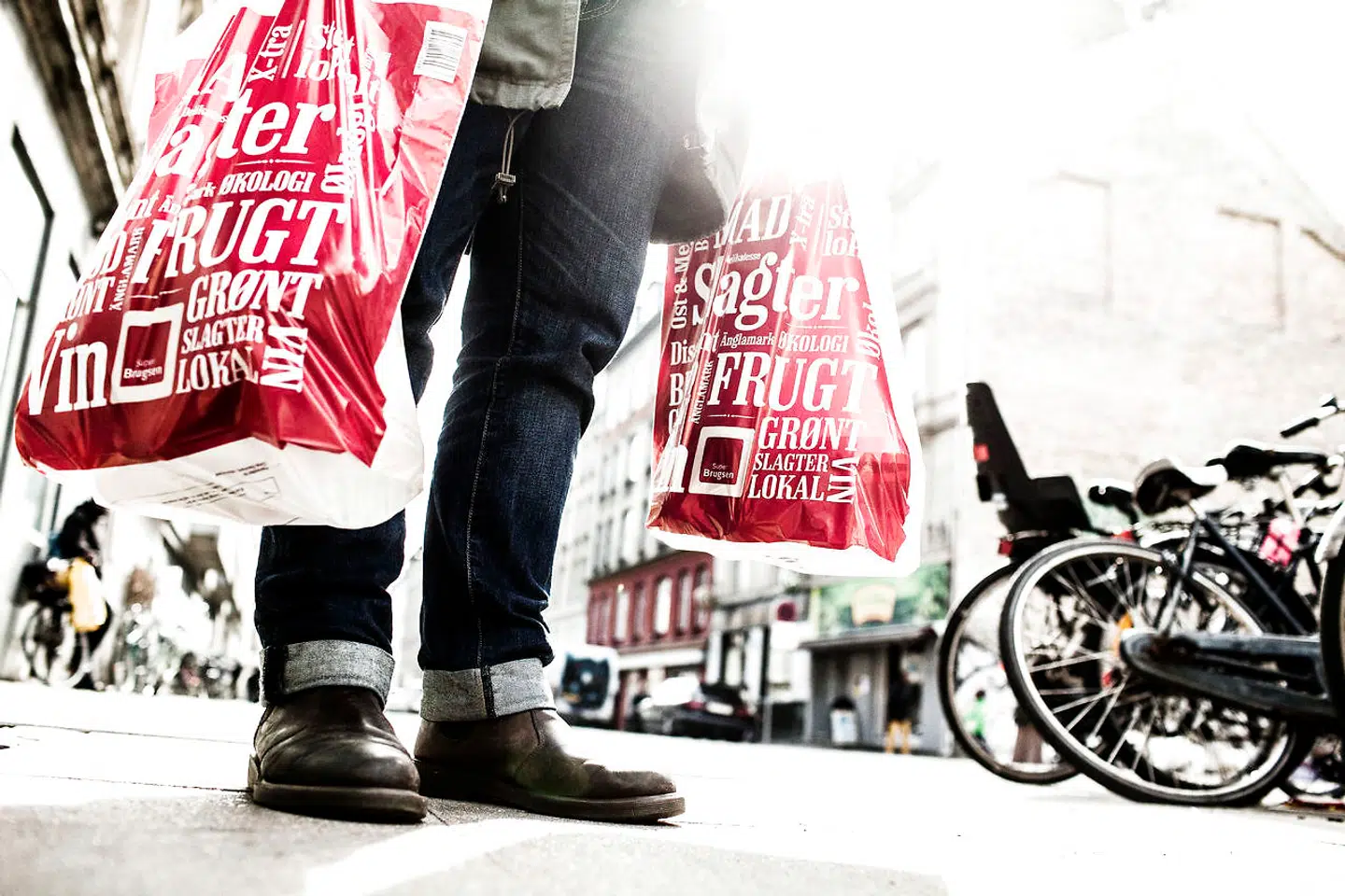 Handlende med indkøbsposer fra Superbrugsen.