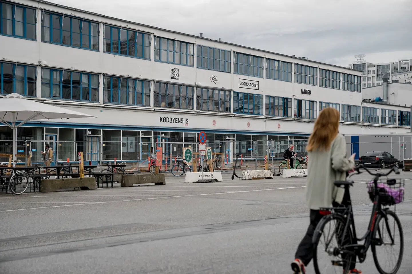 I løbet af de næste ti år skal Københavns Kommune finde mere end en milliard kroner for at indhente efterslæbet på vedligehold og renovere bygninger i Kødbyen. Nu viser en rapport, hvor galt det står til med bygningerne med alt fra faldstammer lappet med gaffertape til rør uden ender, der udgør »en sundhedsrisiko«.