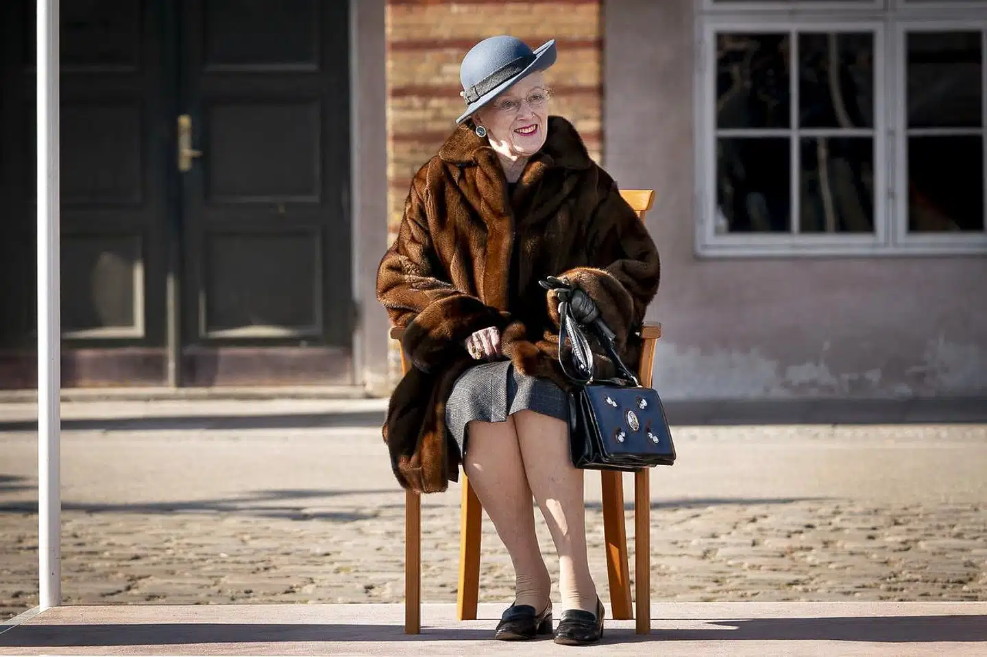 »Tiden er for længst kommet dertil, hvor medarbejdere og kunder klart og tydeligt fortæller ledelsen og ejerne, at man skammer sig over ECCO og ledelsens kyniske stillingtagen, der alt andet lige er til fordel for Ruslands forbryderiske krig i Ukraine. På Amalienborg bør man måske også justere sin holdning til ECCO her to måneder efter krigens begyndelse,« skriver Jarl Cordua.