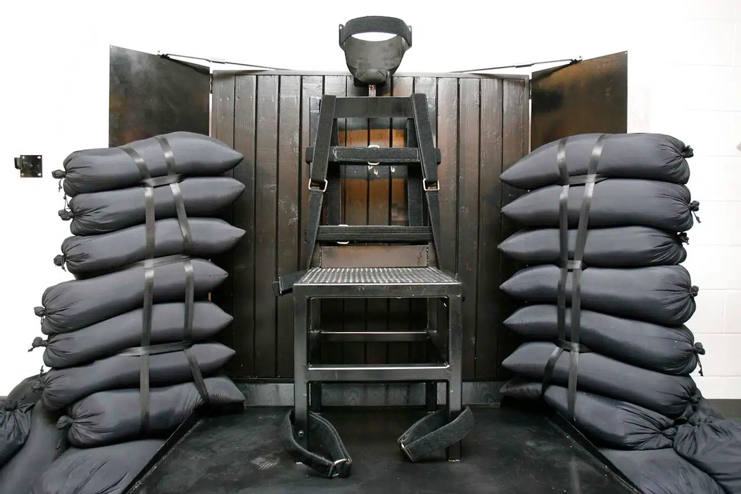 Utah har et særligt henrettelseskammer, som kan bruges til henrettelse ved skud. Den indsatte skal sidde i stolen, som er omringet af sandsække, der skal sikre, at kuglerne ikke rikochetterer.