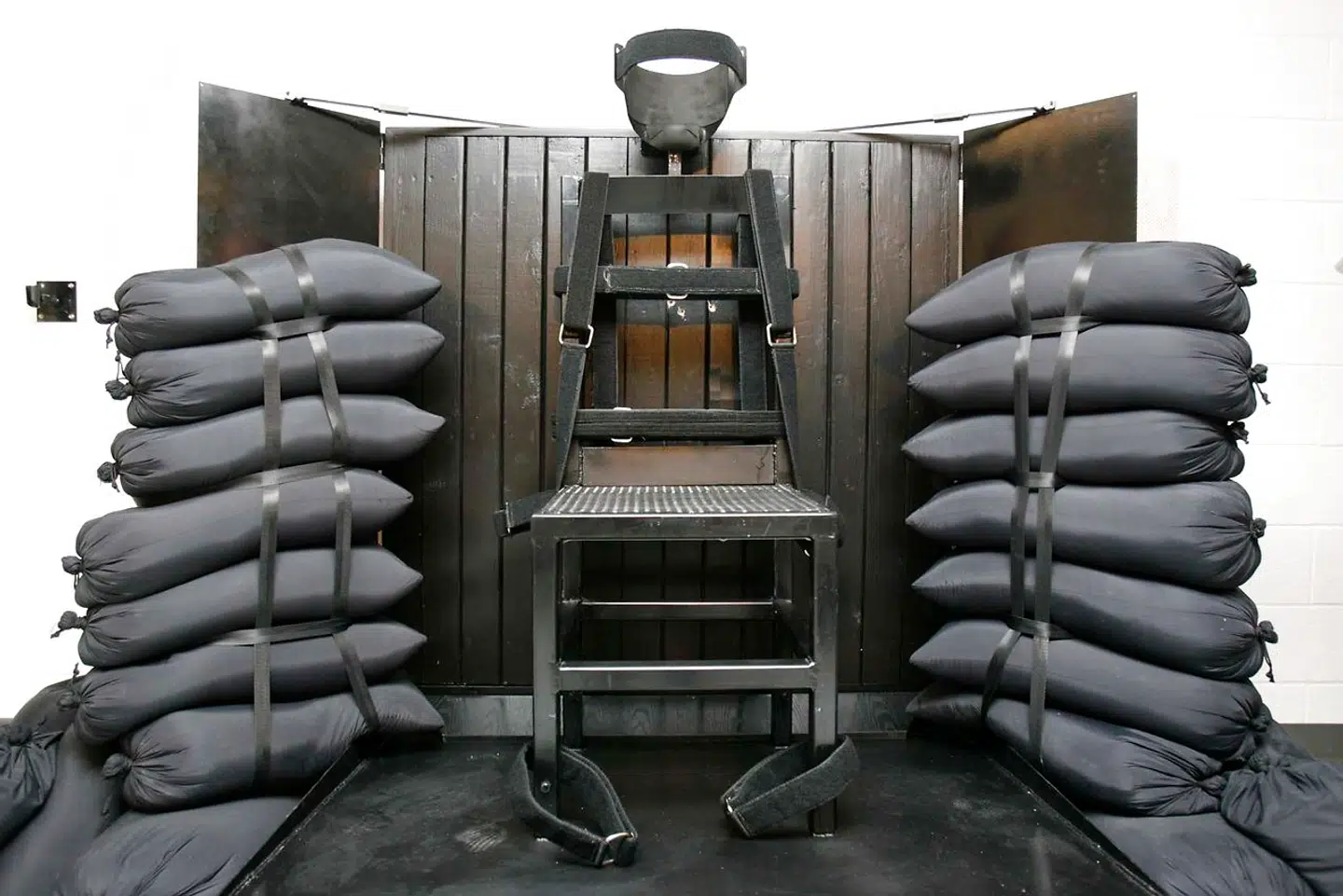 Utah har et særligt henrettelseskammer, som kan bruges til henrettelse ved skud. Den indsatte skal sidde i stolen, som er omringet af sandsække, der skal sikre, at kuglerne ikke rikochetterer.