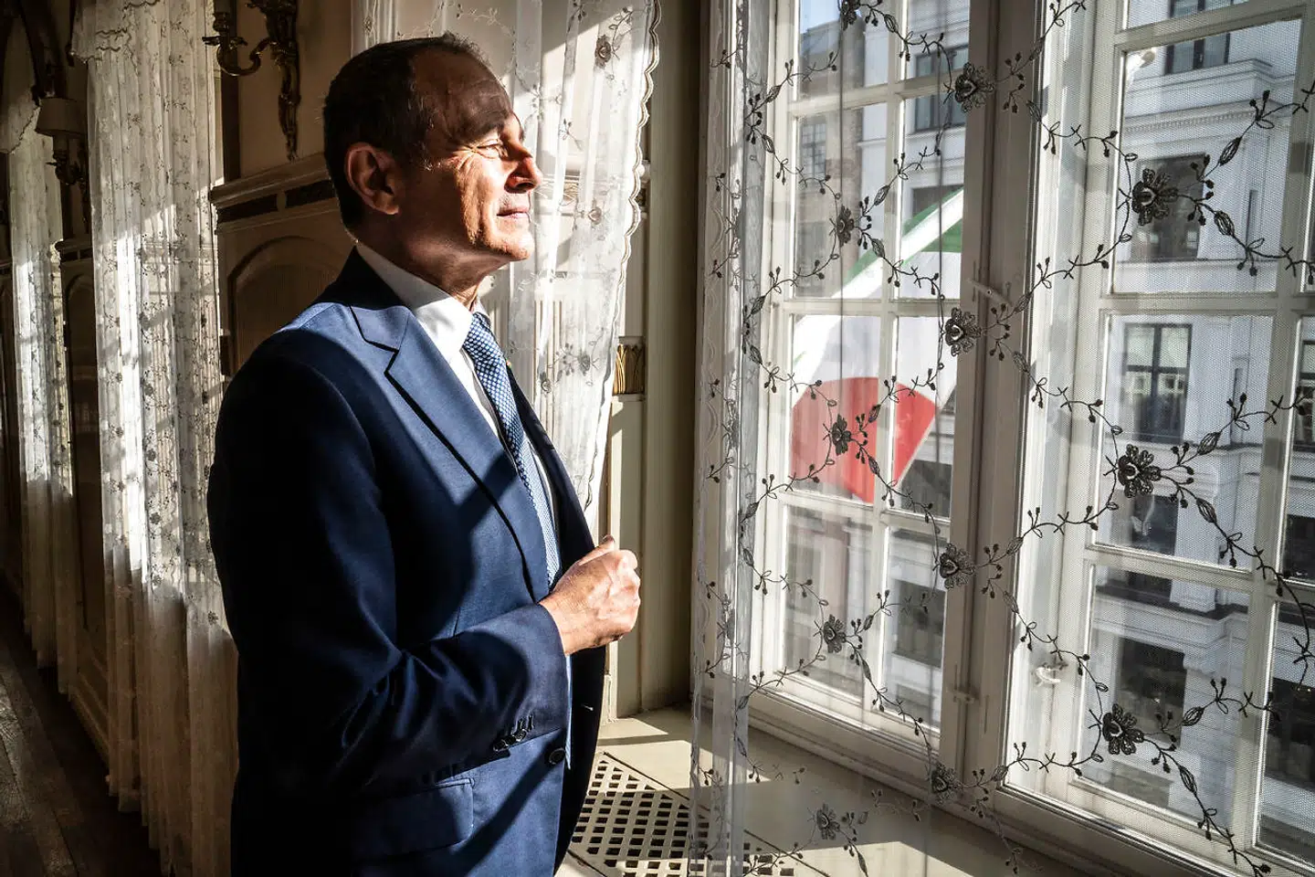 Asylansøgere skal – jævnfør en af regeringens absolutte hjørnesten i udlændingepolitikken – bo i Rwanda i stedet for i Danmark, mens deres anmodning om asyl bliver behandlet. Får de tildelt asyl, skal de ligeledes blive i Rwanda, lyder ambitionen. Planerne vækker kritik fra den italiensk ambassadør, Luigi Ferrari.