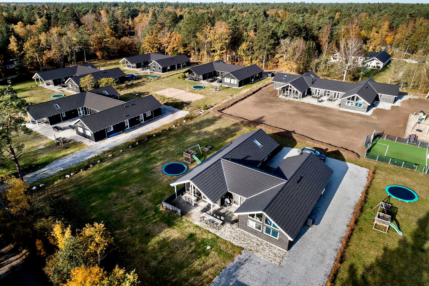 Der er plads til 250 gæster i de 12 sommerhuse, der har fået heftig kritik, som virksomheden Skanlux har bygget.