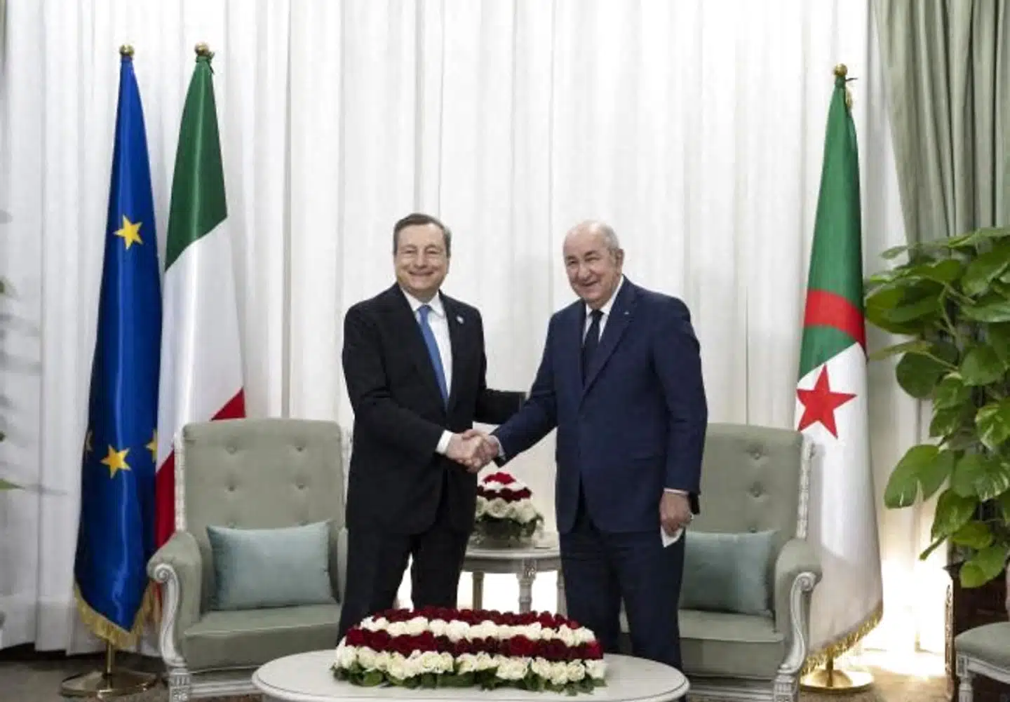 Præsident Mario Draghi og hans algeriske kollega, Abdelmadjid Tebboune, giver hinanden hånd på en ny leveringsaftale, der kan hjælpe Italien fri af den russiske afhængighed.