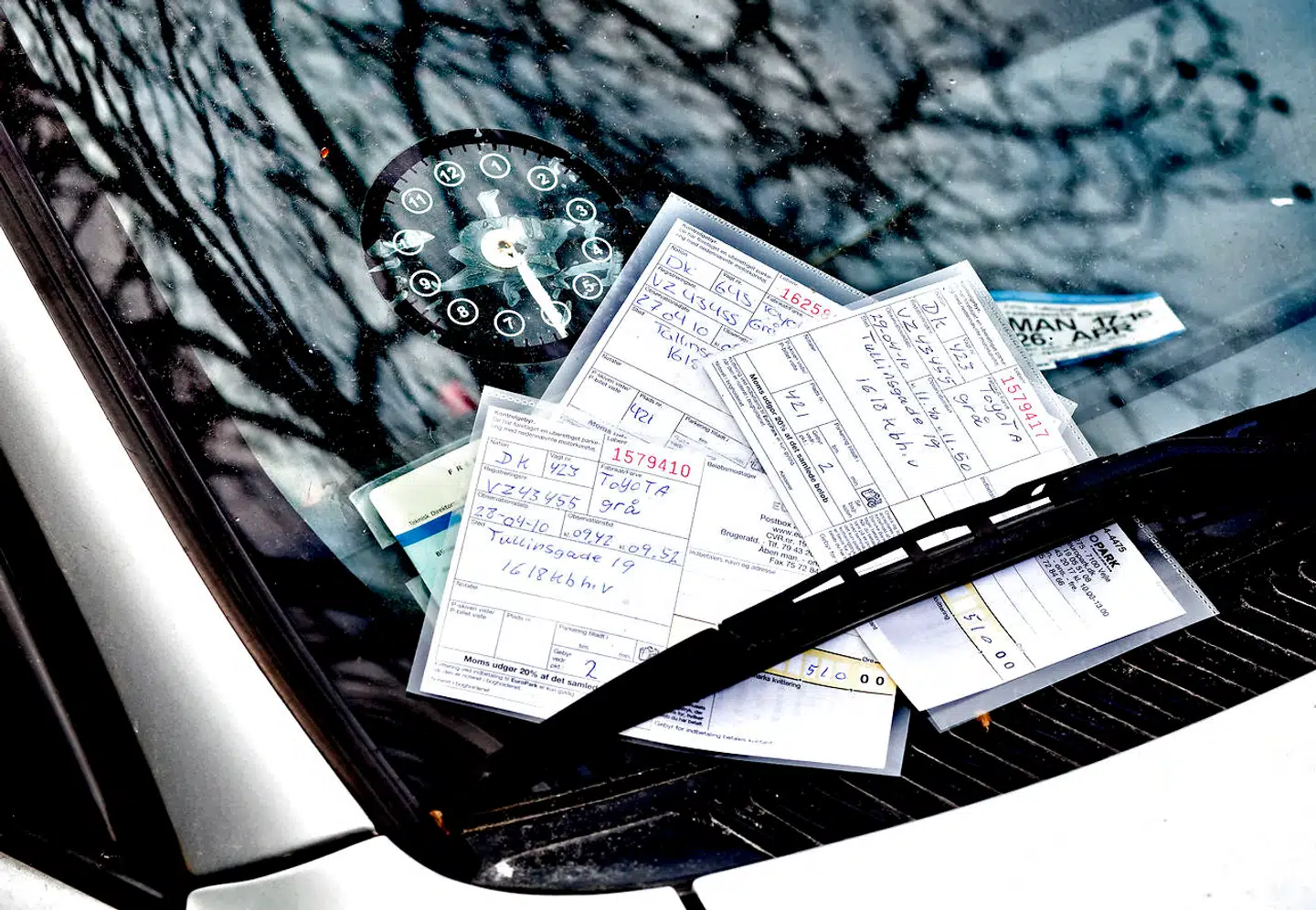 RB PLUS Det skal være lettere at klage over p-bøden- - ARKIVFOTO 2010 af parkeringsbøde - - RB PLUS 9/1 2017 09.22. Det skal være lettere at klage over p-bøden. Transportministeren vil pålægge den private parkeringsbranche at oprette et uvildigt klagenævn, så borgerne får en mere rimelig behandling i sager om p-bøder. (Foto: Bax Lindhardt/Scanpix 2016)