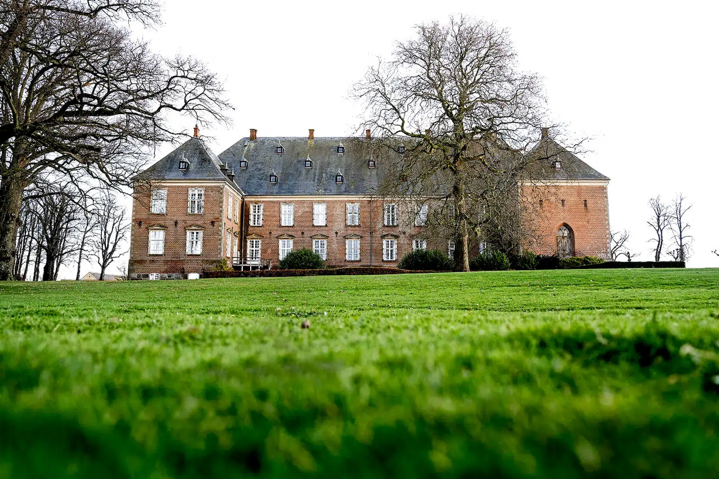 Det er lykkedes for Louise Iuel Albinus og hendes mand, Nikolaj Albinus, at købe Valdemars Slot, som hun indtil nu ejede halvdelen af. Men når hun og Nikolaj Albinus flytter hjem til slottet, følger inventaret ikke med.