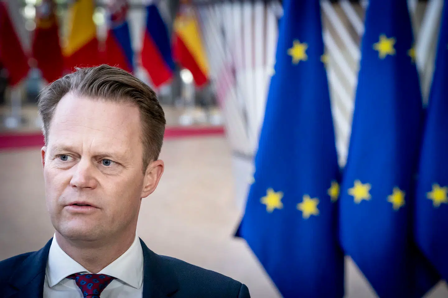 Det var udenrigsminister Jeppe Kofod (S), der før påske meddelte, at spørgsmålsformuleringen på stemmesedlen 1. juni nu blev ændret. »Nu skærer jeg igennem og kommer nej-siden fuldt i møde,« erklærede han.