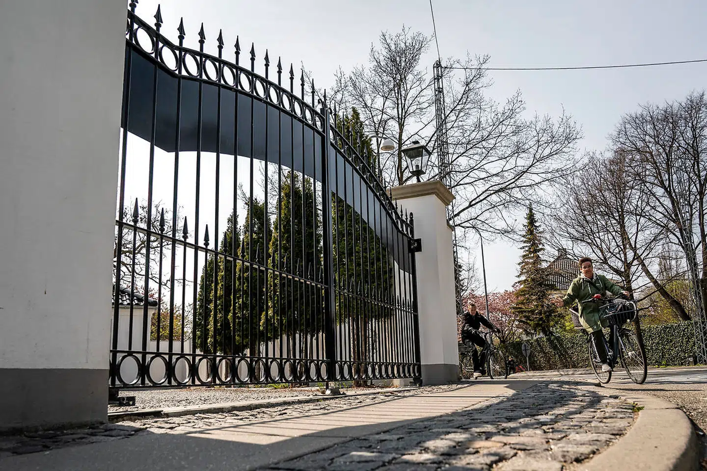 Der skulle gerne være forskel på Frederiksberg og Beverly Hills, mener Venstrepolitikeren Jan E. Jørgensen, som selv bor i Femte Juni Plads-kvarteret.