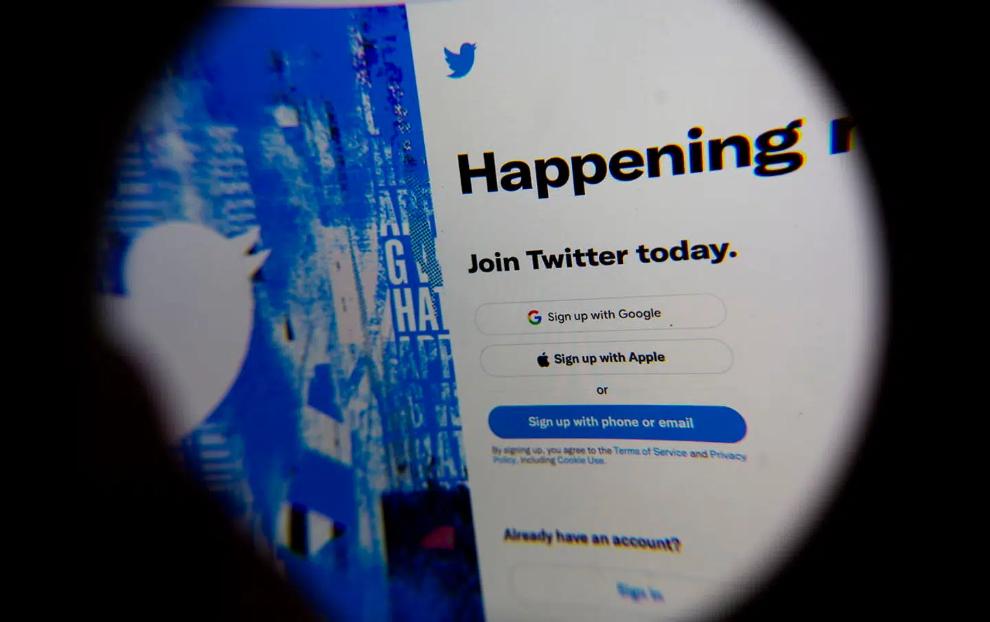 Elon Musk, verdens rigeste mand og ejer af bilfabrikken Tesla Motors og rumfartsvirksomheden SpaceX, har købt Twitter, for den nette sum af 44 milliarder dollar.