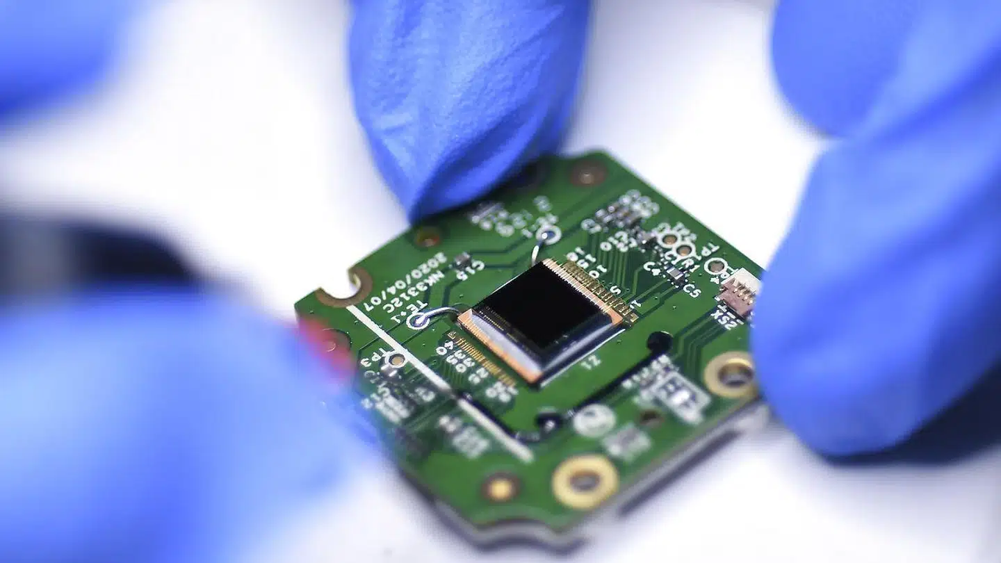 Kina er en af de helt store producenter af de vigtige computer- og mobilchips, men afgørende dele af produktionsforløbet sker med amerikansk teknologi. Derfor kan USA med sine forbud effektivt stoppe for leverancer, hvis en virksomhed bliver sat på den sorte liste.