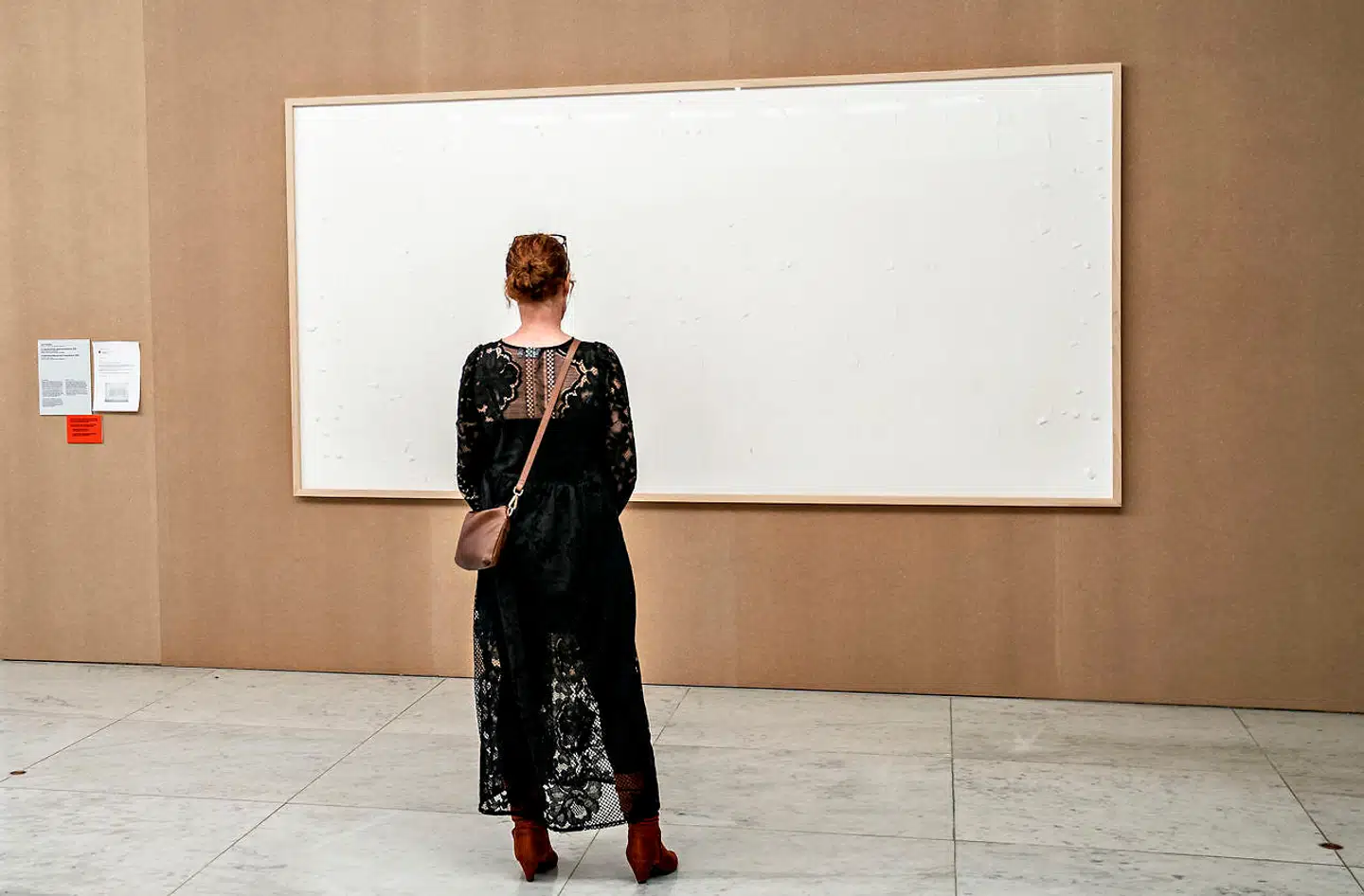 En tom billedramme, der skulle være fyldt med pengesedler for ca. 550.000 danske kroner.