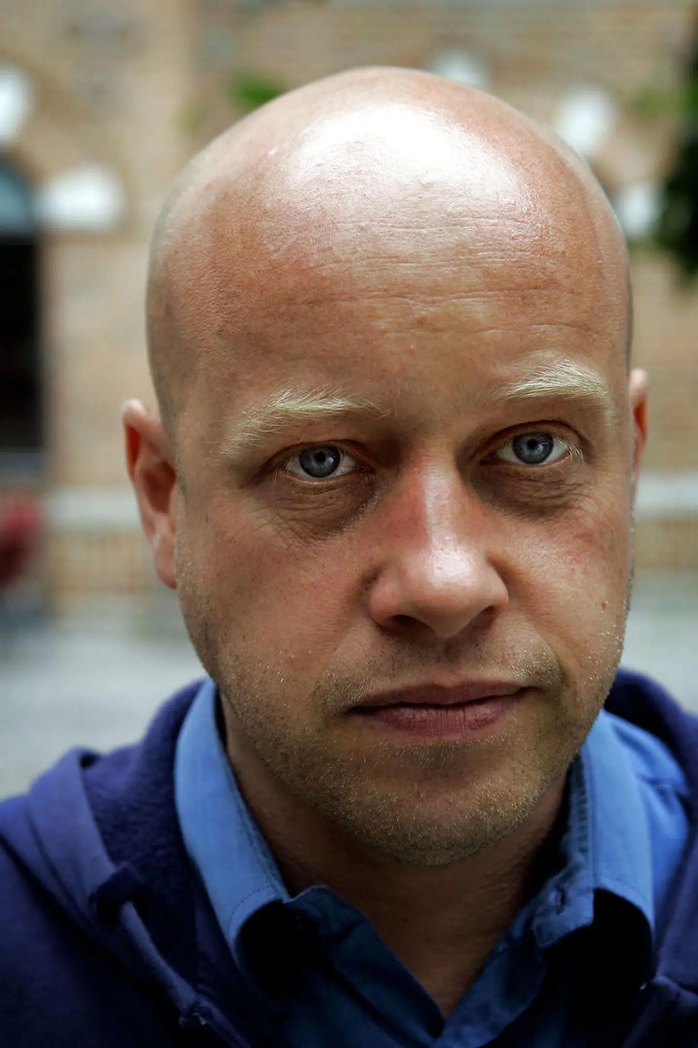 Kunstneren Jens Haaning vil hyre et amerikansk advokatfirma for at få royalties for billeder af værket udbetalt.