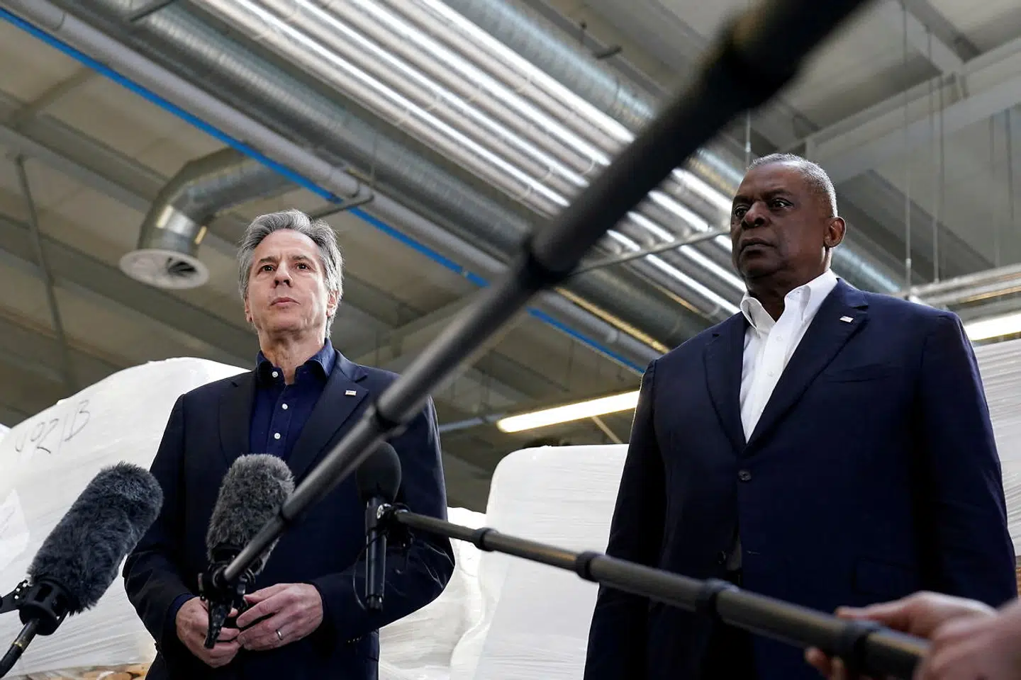 Arkivfoto: Den amerikanske forsvarsminister, Lloyd Austin (th.), har givet udtryk for, at Vesten nu ønsker reelt at besejre Rusland.