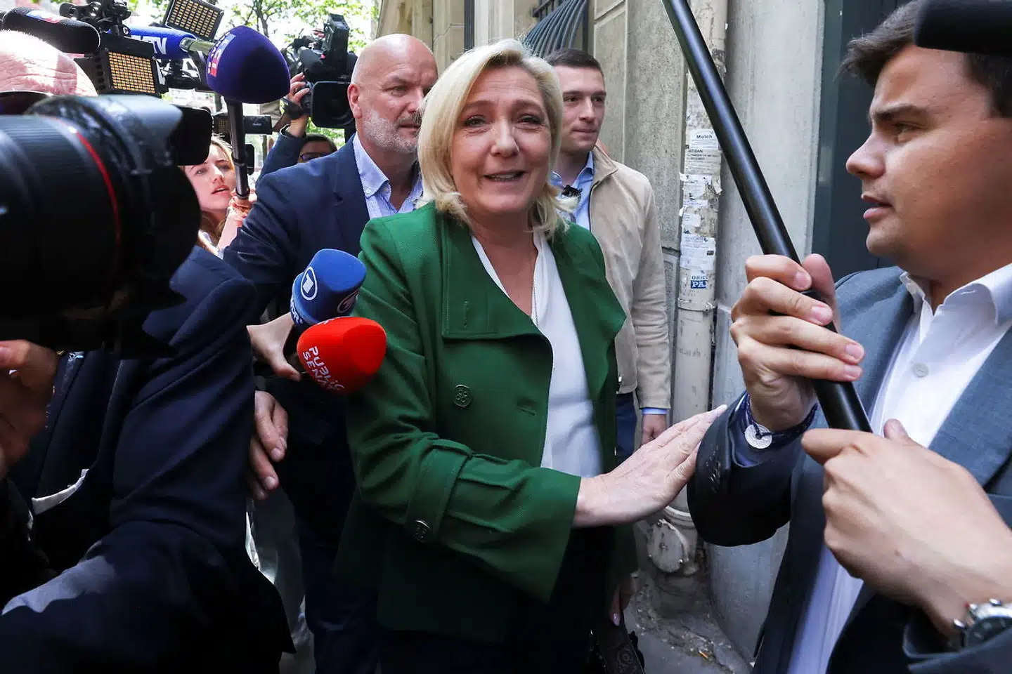 Dagen derpå forsøgte Marine Le Pen at finde en grimasse, der kunne passe, da hun mandag morgen ankom til Rassemblement Nationals partihovedkvarter.