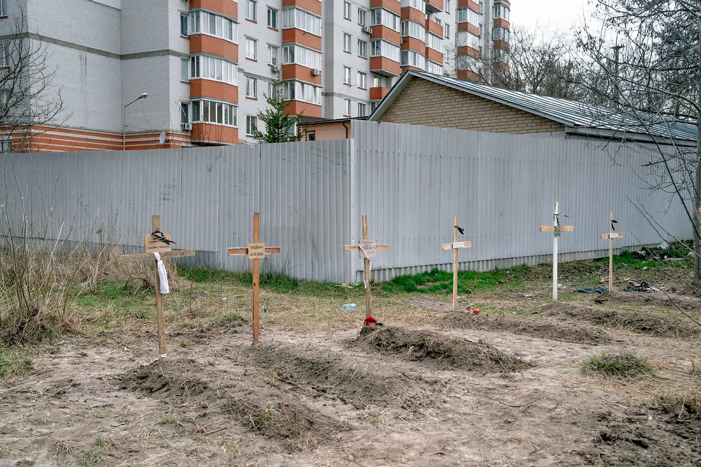 Ingen ved endnu, hvor mange civile, der mistede livet under de russiske styrker 35 dage lange besættelse af Butja. I gårdene bag byens boligblokke ligger de midlertidige grave tæt.