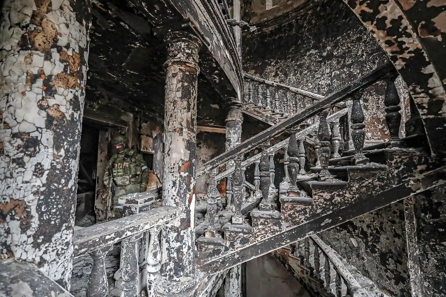 En nærbillede af ødelæggelserne i teatret i Mariupol, hvor mindst 300 mennesker blev dræbt, da de søgte ly for luftbombardementer. Rusland benægter at stå bag bombningen.